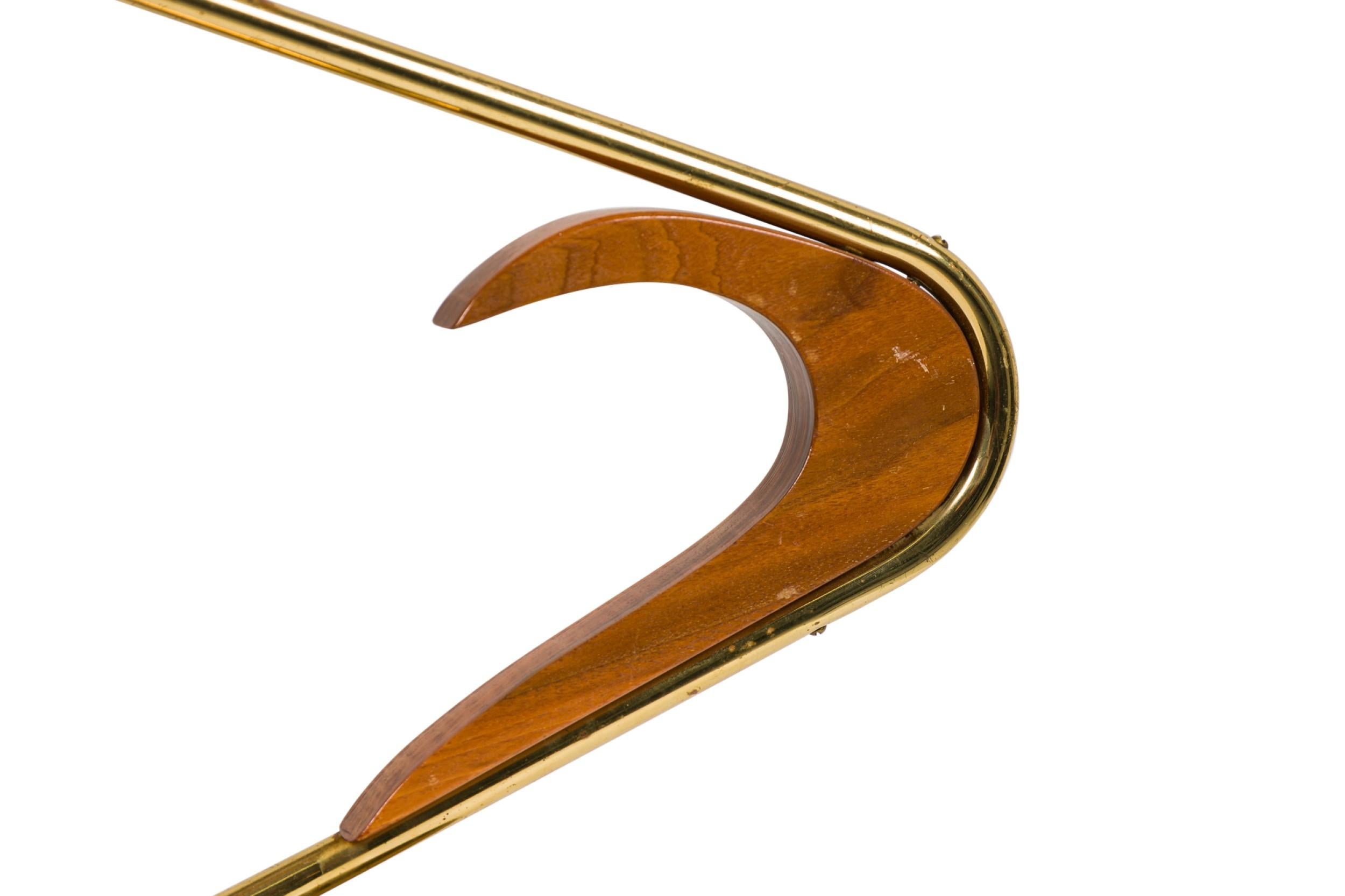 20ième siècle American Mid-Century Brass and Walnut Spiral Table Lamp en vente