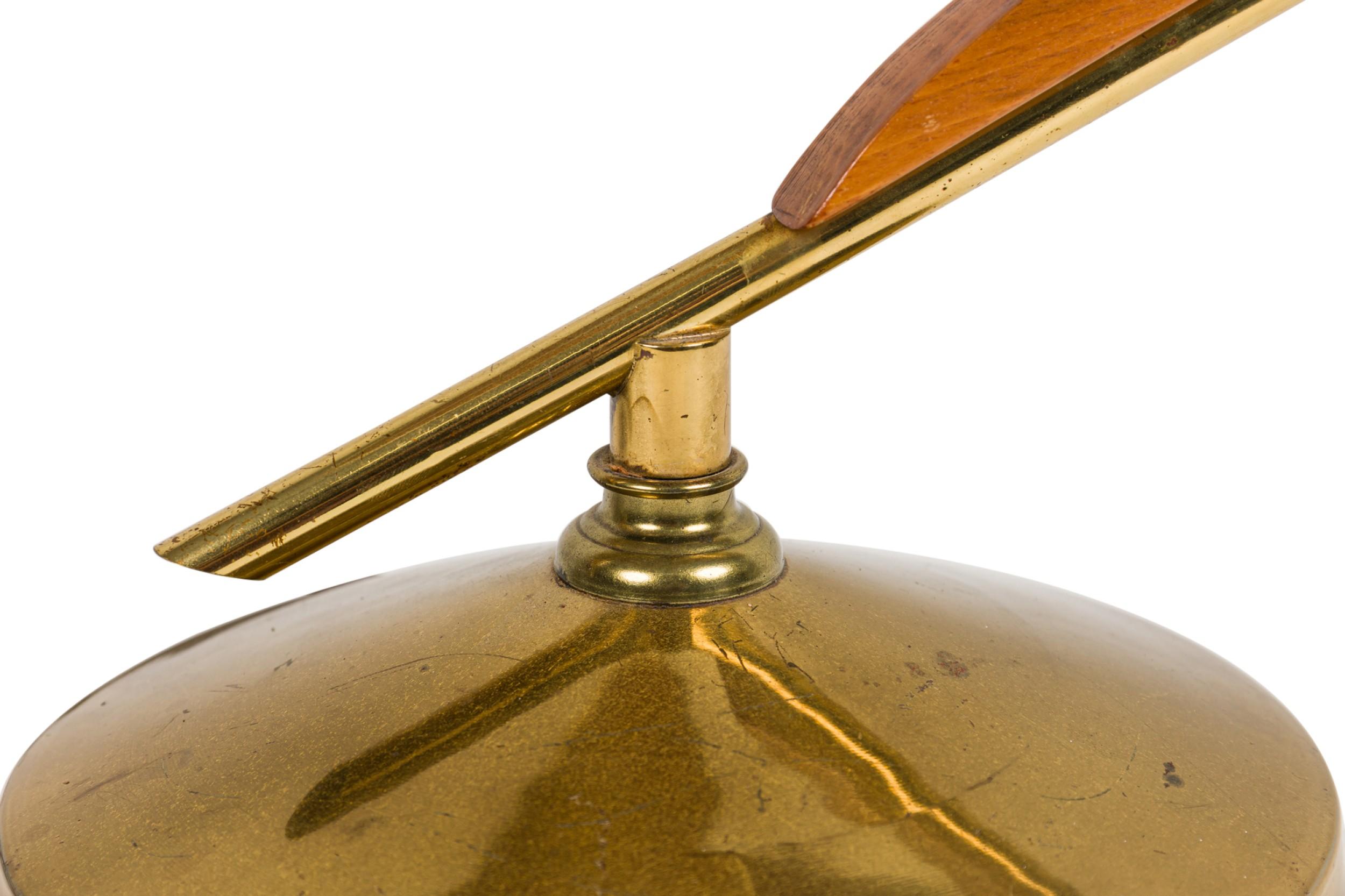 American Mid-Century Brass and Walnut Spiral Table Lamp en vente 1