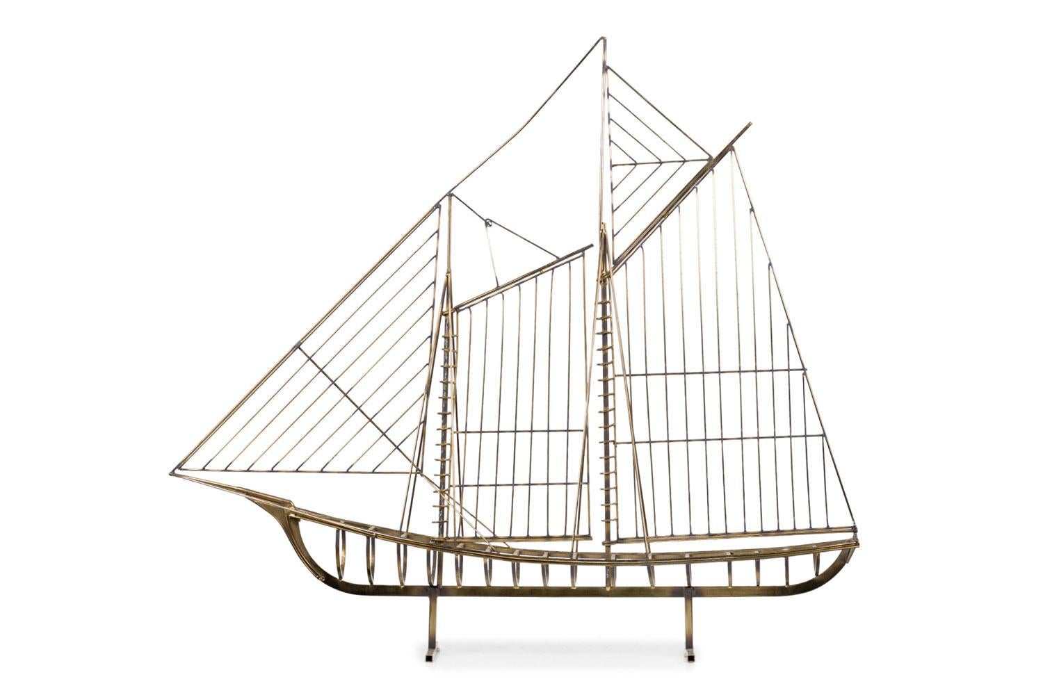 Scultura americana di metà secolo di un modello in ottone di una grande barca a vela che poggia su un'asta di 2 pollici (di Curtis Jere).