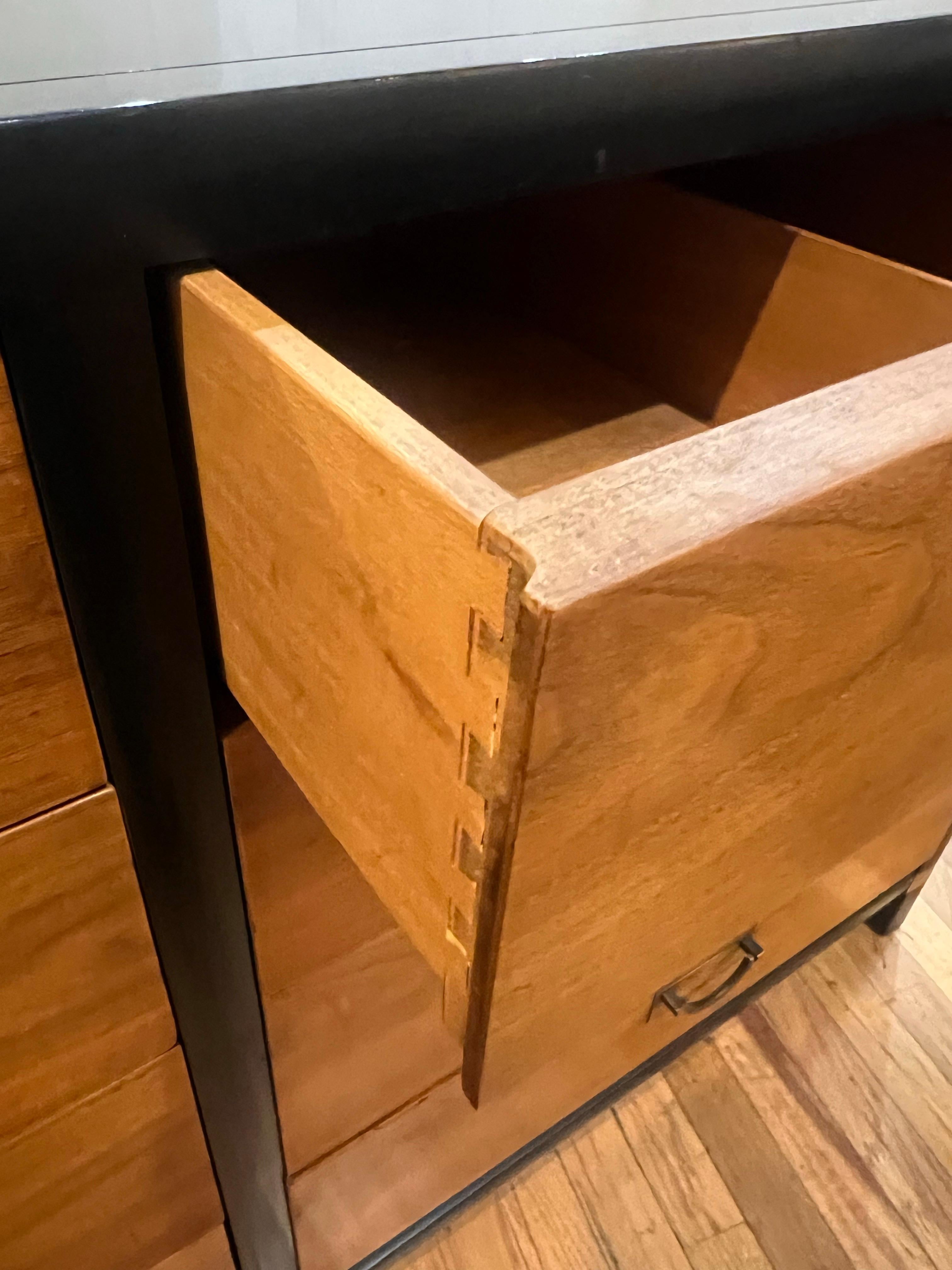 Laccato Comò Campaigner del Mid Century americano di Hickory Manufacturing Linea Tung-Si in vendita