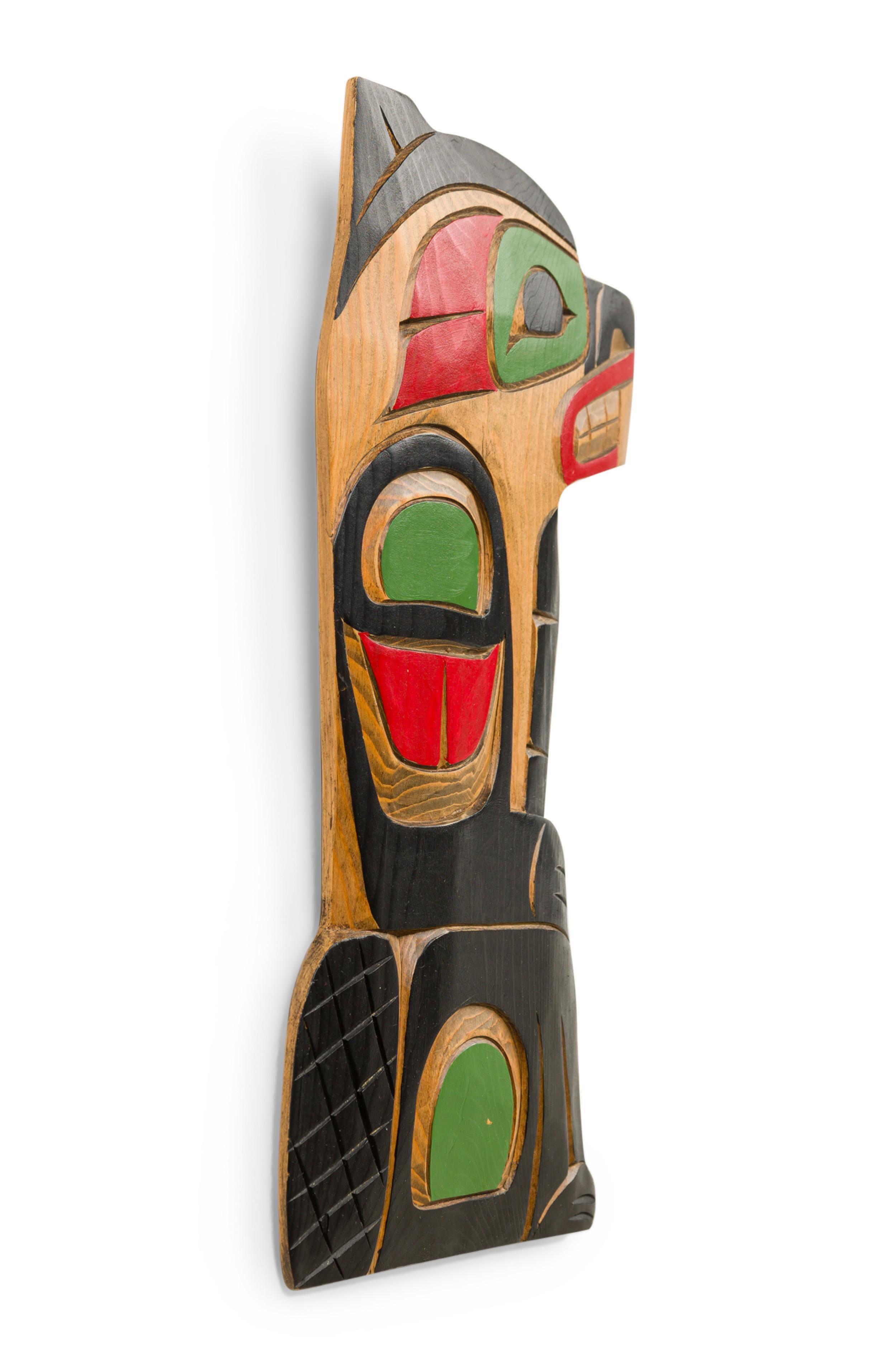 Vintage Native American geschnitzt und gemalt Kwakiutl Wandtafel eines Bibers (signiert: GEORGE MATILPI-1972)