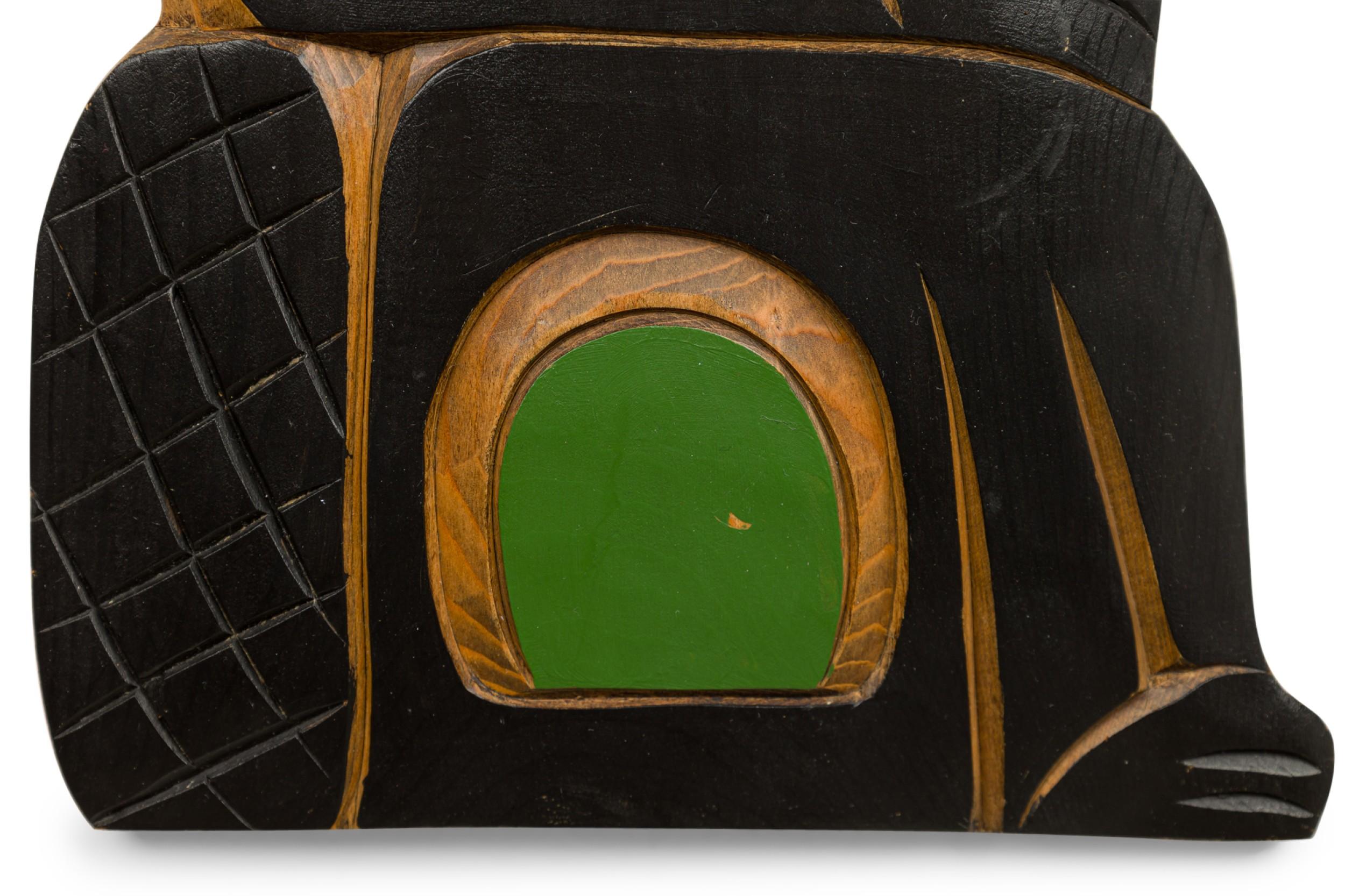 Amerikanische Mitte des Jahrhunderts geschnitzt und bemalt Kwakiutl Wandtafel eines Bibers (amerikanisch) im Angebot