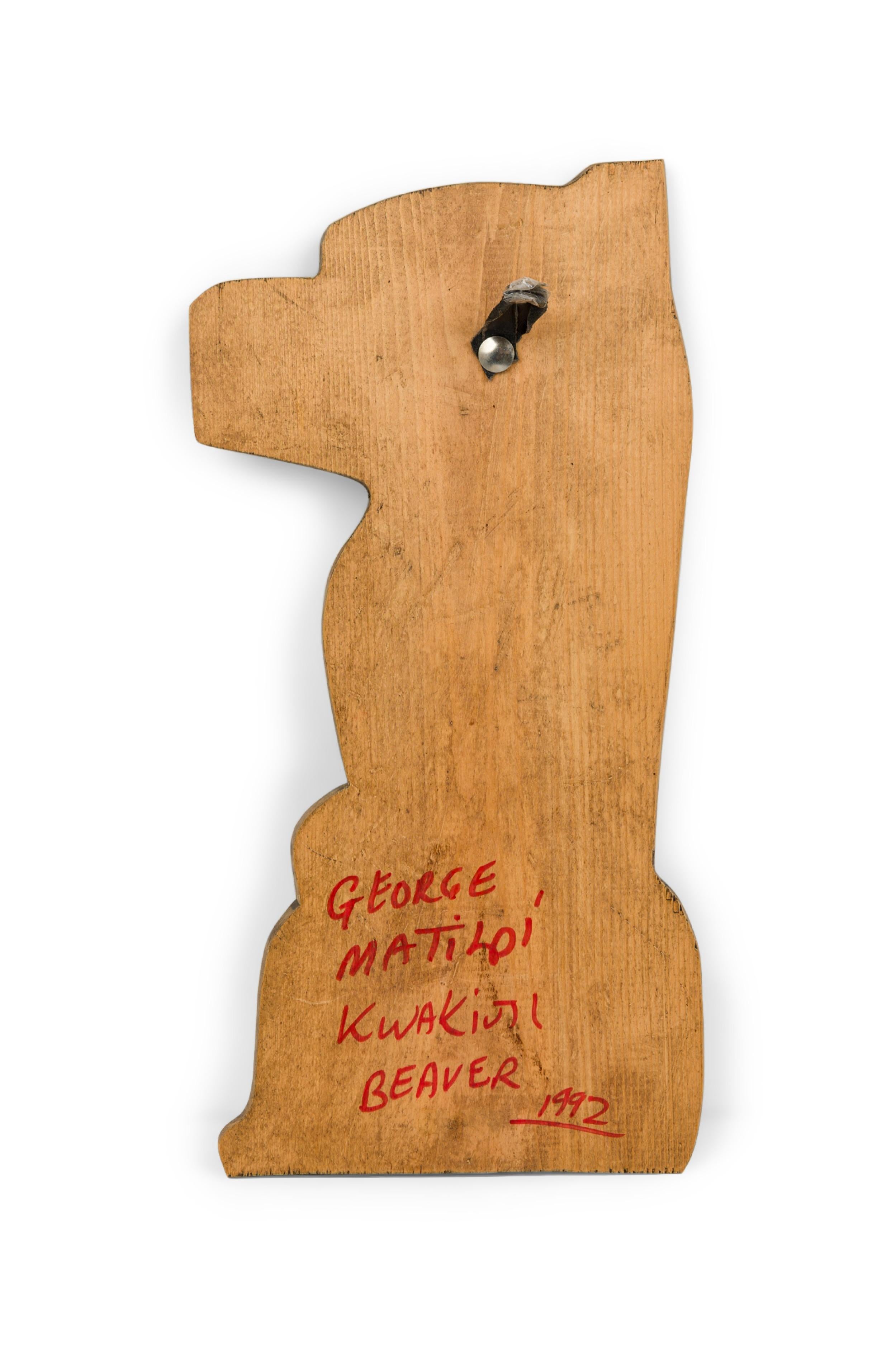 Amerikanische Mitte des Jahrhunderts geschnitzt und bemalt Kwakiutl Wandtafel eines Bibers (Geschnitzt) im Angebot