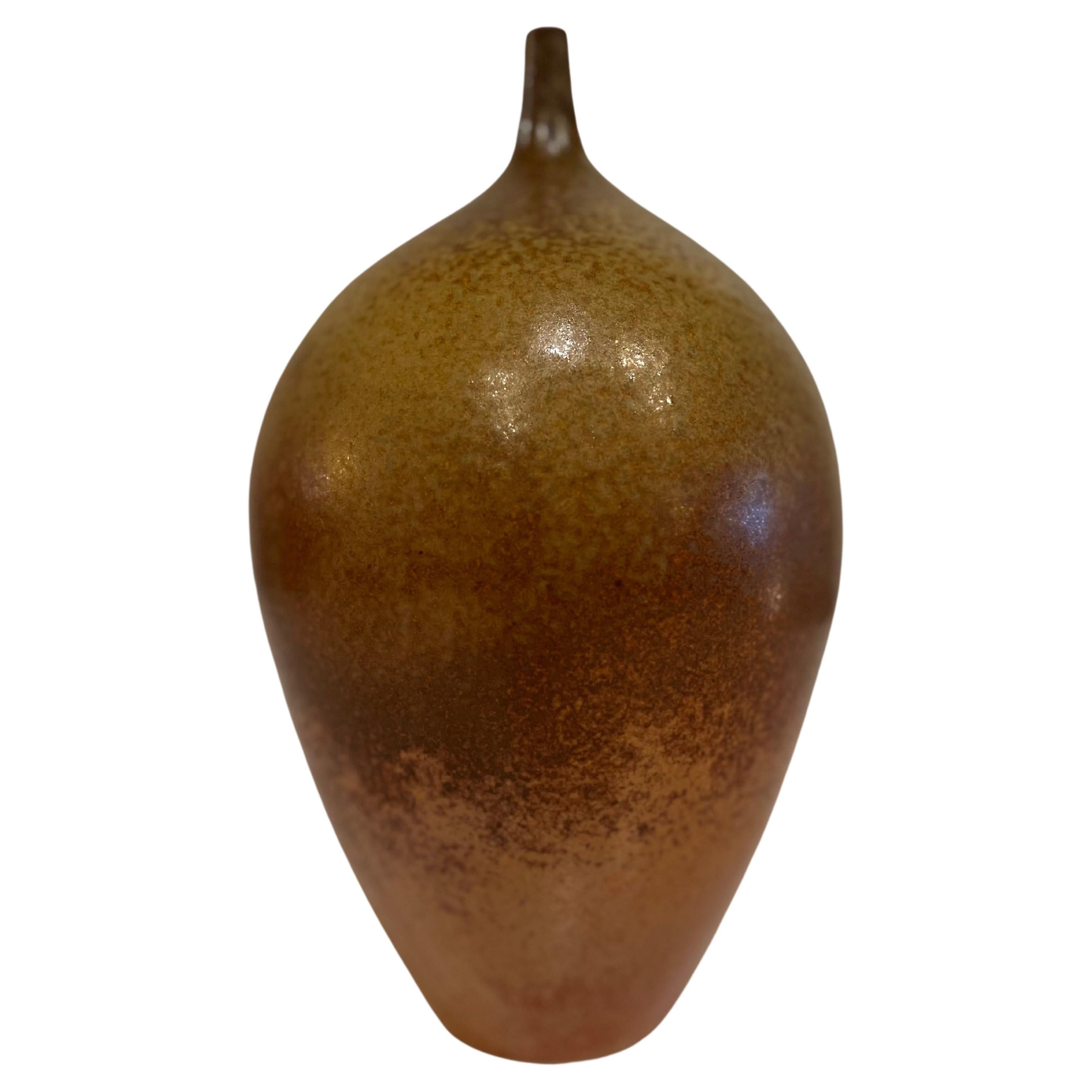 Magnifique glaçure sur cet élégant vase en céramique, nous n'arrivons pas à identifier l'artiste. Pièce bien faite en excellent état vers les années 1960.