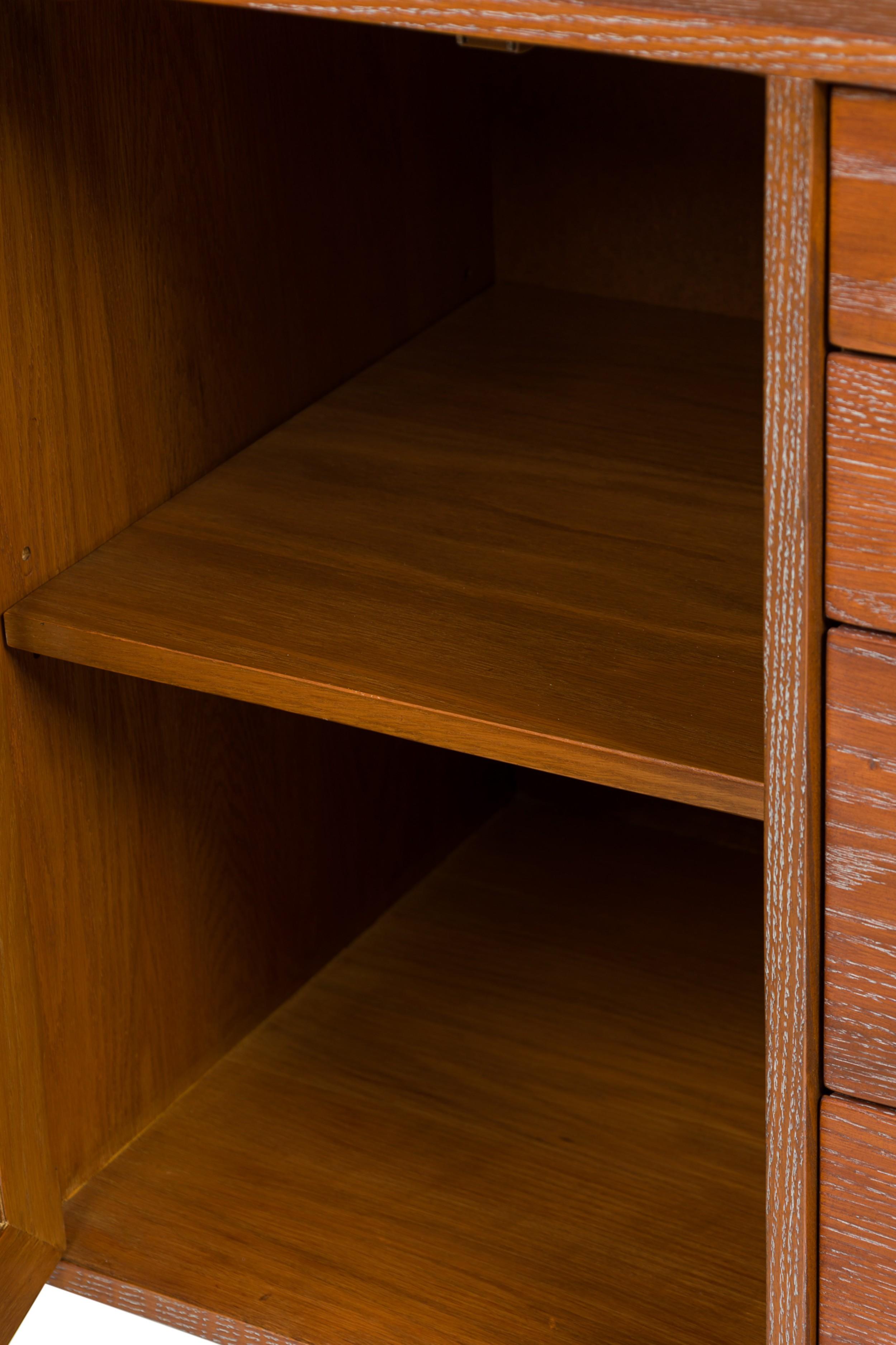 Credenza americana de cuatro cajones de roble cerúleo de mediados de siglo en venta 4