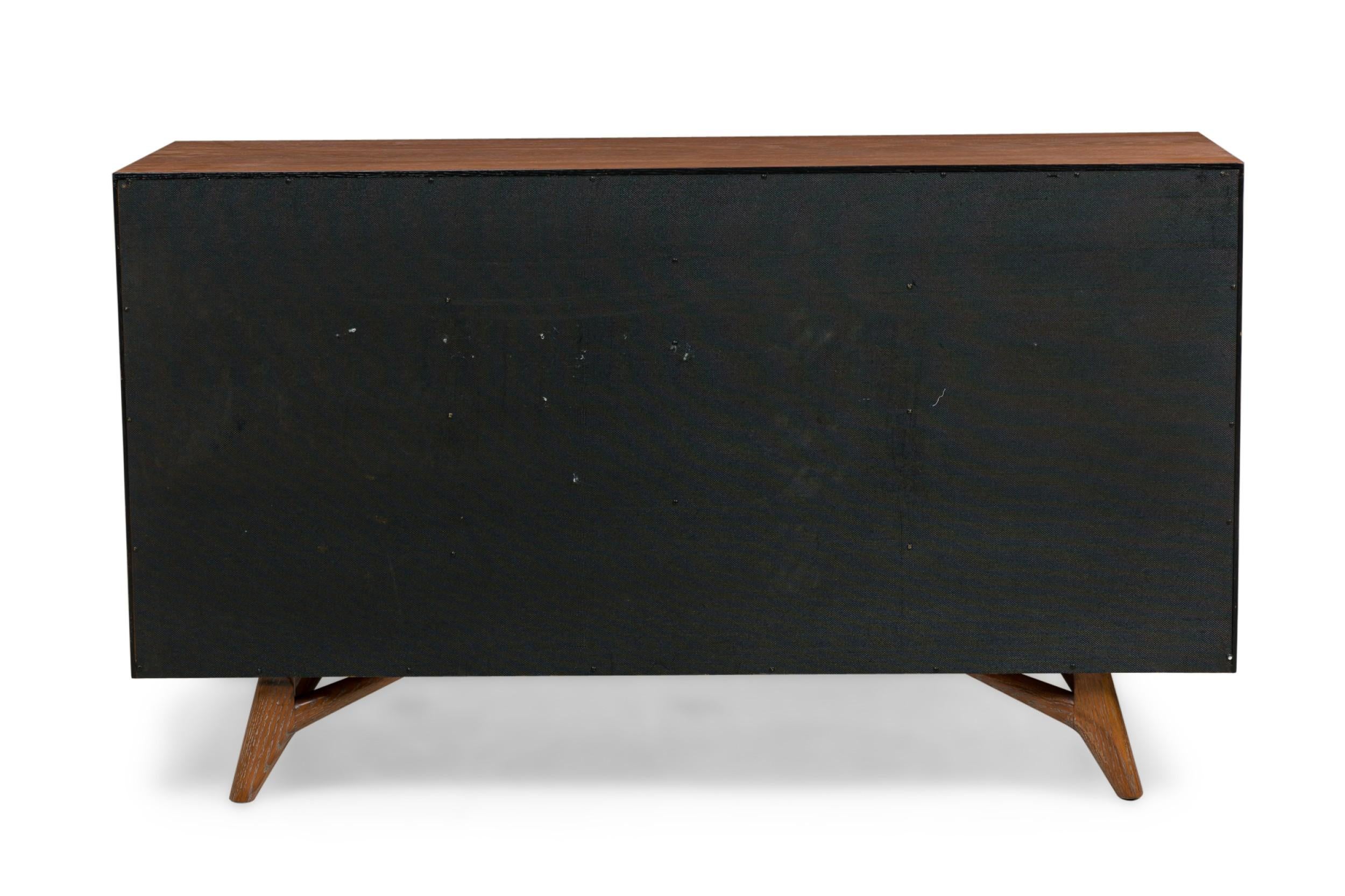 Credenza americana de cuatro cajones de roble cerúleo de mediados de siglo Cerusado en venta