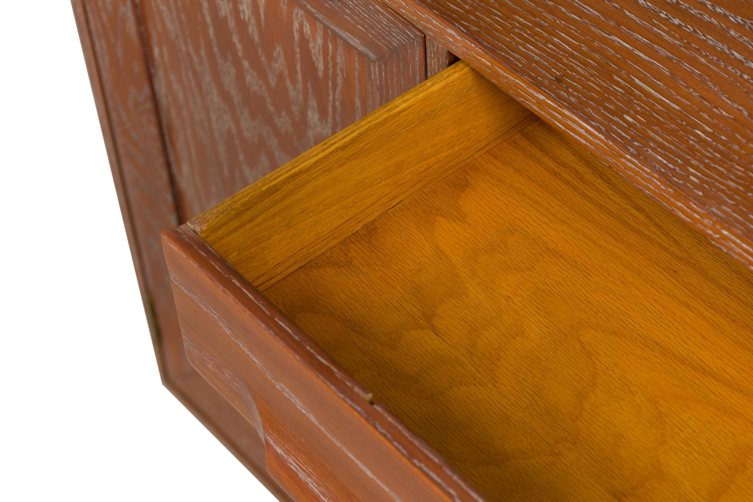 Credenza americana de cuatro cajones de roble cerúleo de mediados de siglo en venta 1