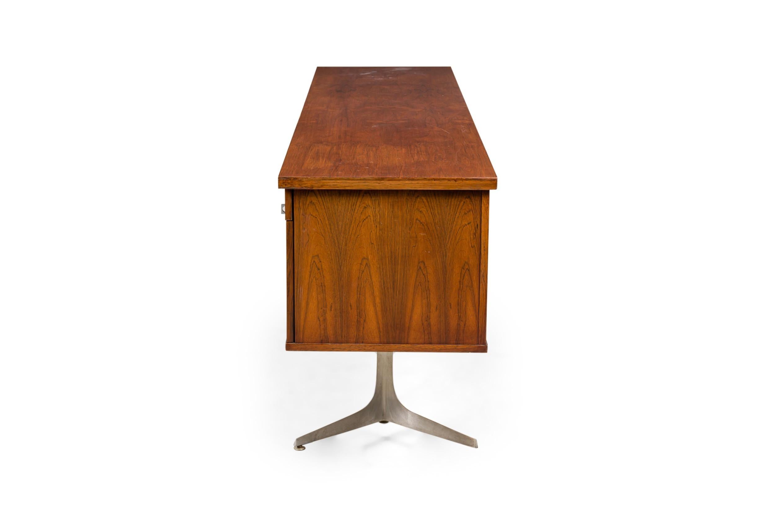 Mid-Century moderno Credenza americana di metà secolo in legno di ciliegio in vendita