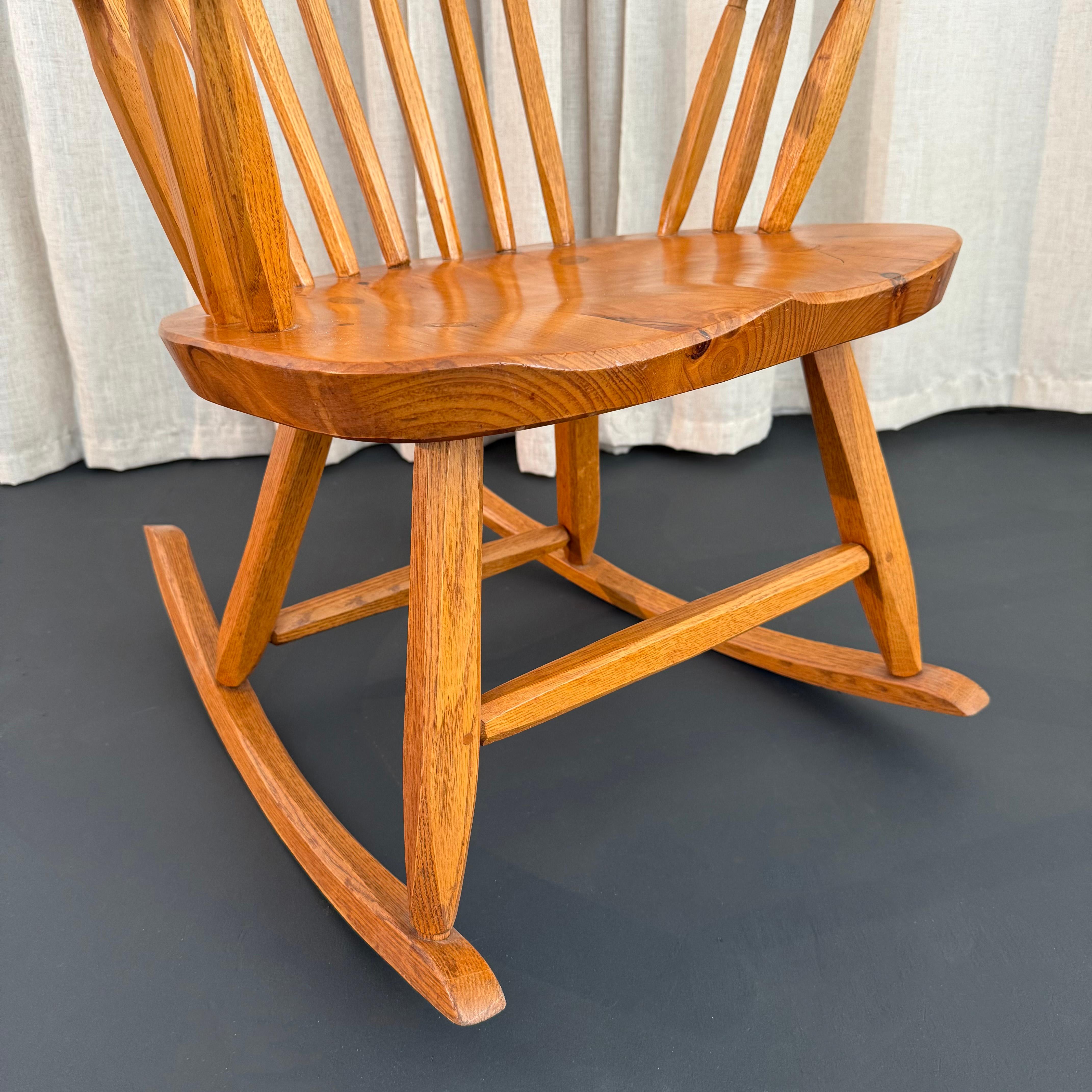 Amerikanischer Mid-Century Craftsman Continuous Bow Schaukelstuhl im Angebot 3