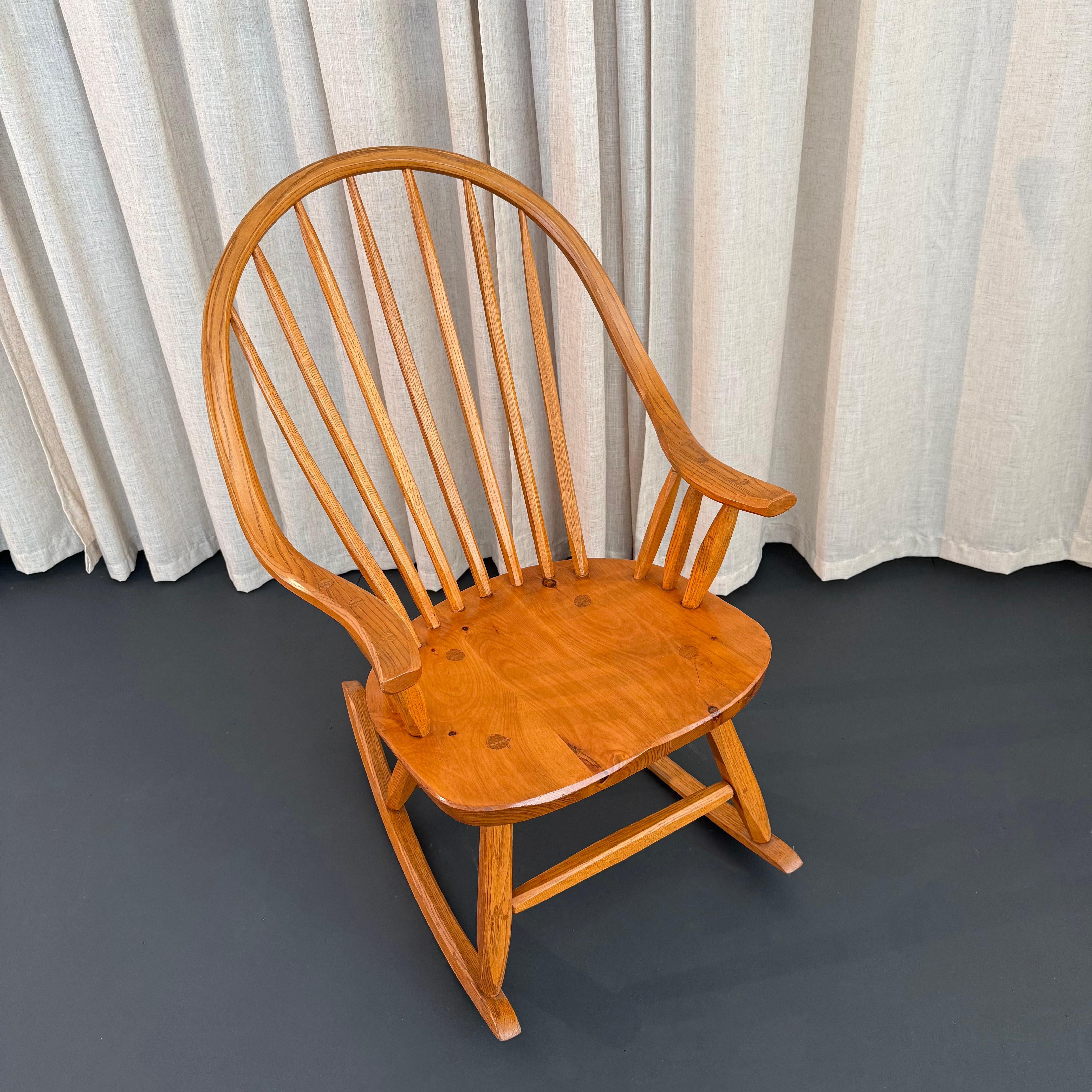 Amerikanischer Mid-Century Craftsman Continuous Bow Schaukelstuhl (20. Jahrhundert) im Angebot
