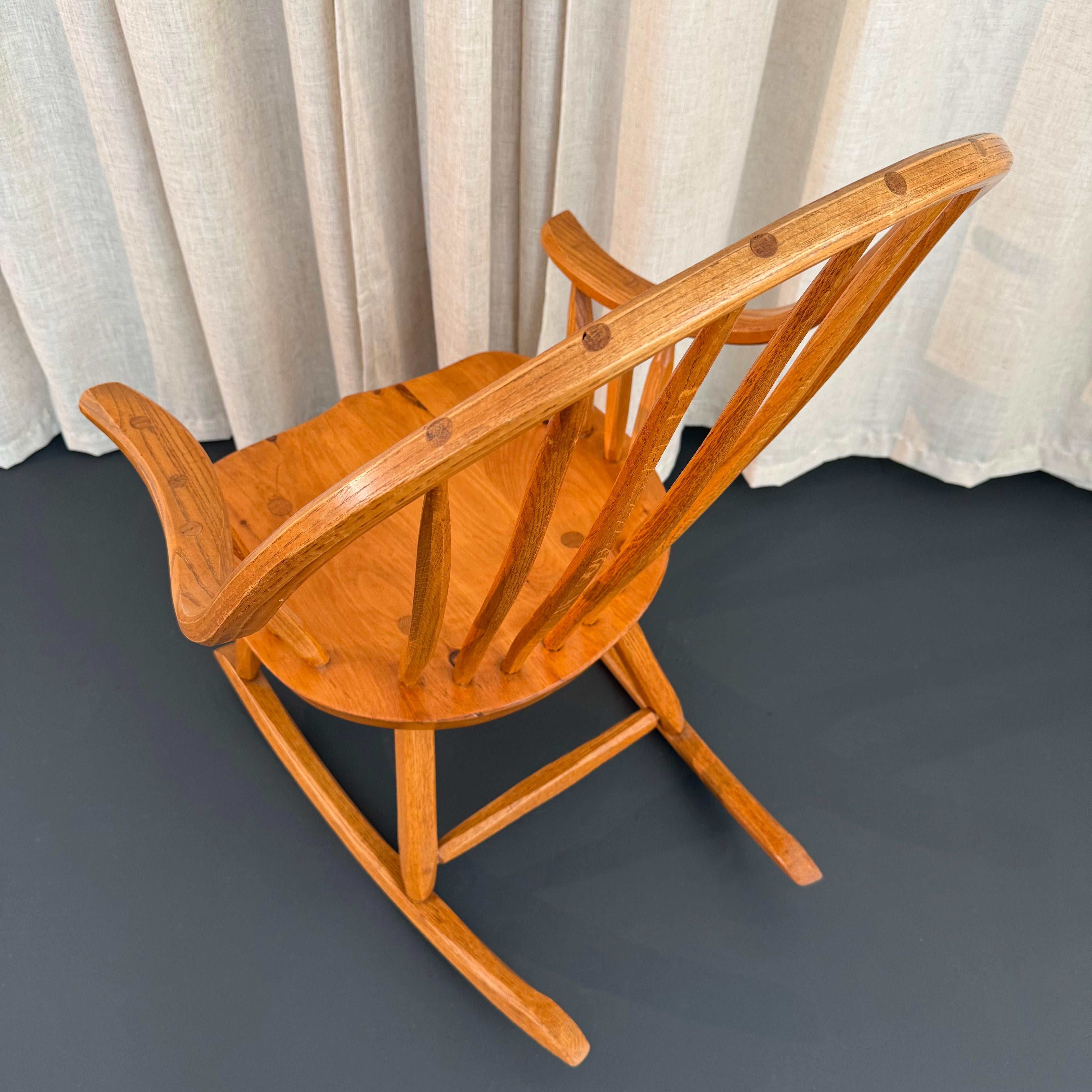Amerikanischer Mid-Century Craftsman Continuous Bow Schaukelstuhl im Angebot 2