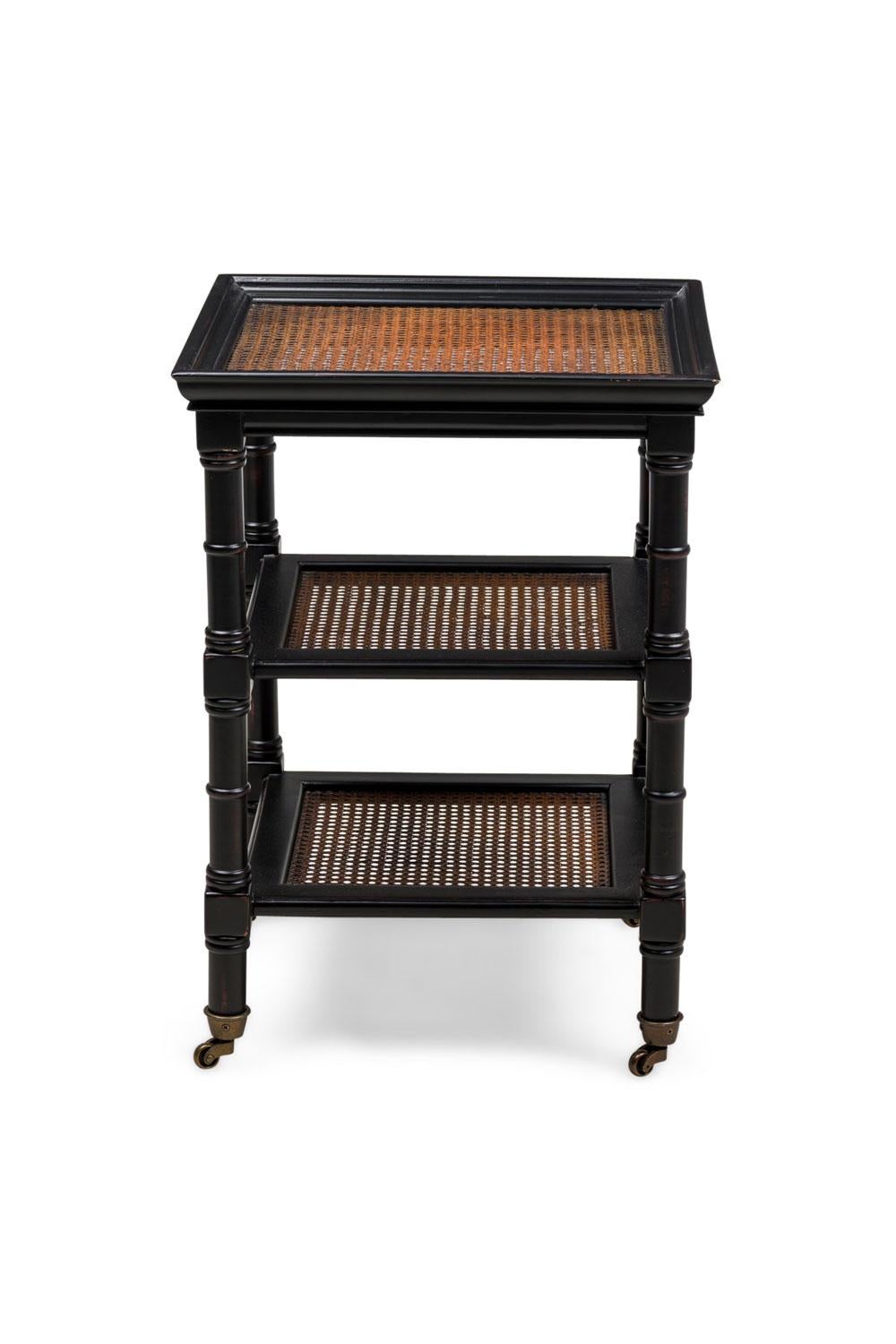 Table roulante à 3 niveaux de style milieu du siècle, carrée et ébonisée, avec des étagères cannelées soutenues par des pieds tournés sur des roulettes en laiton.