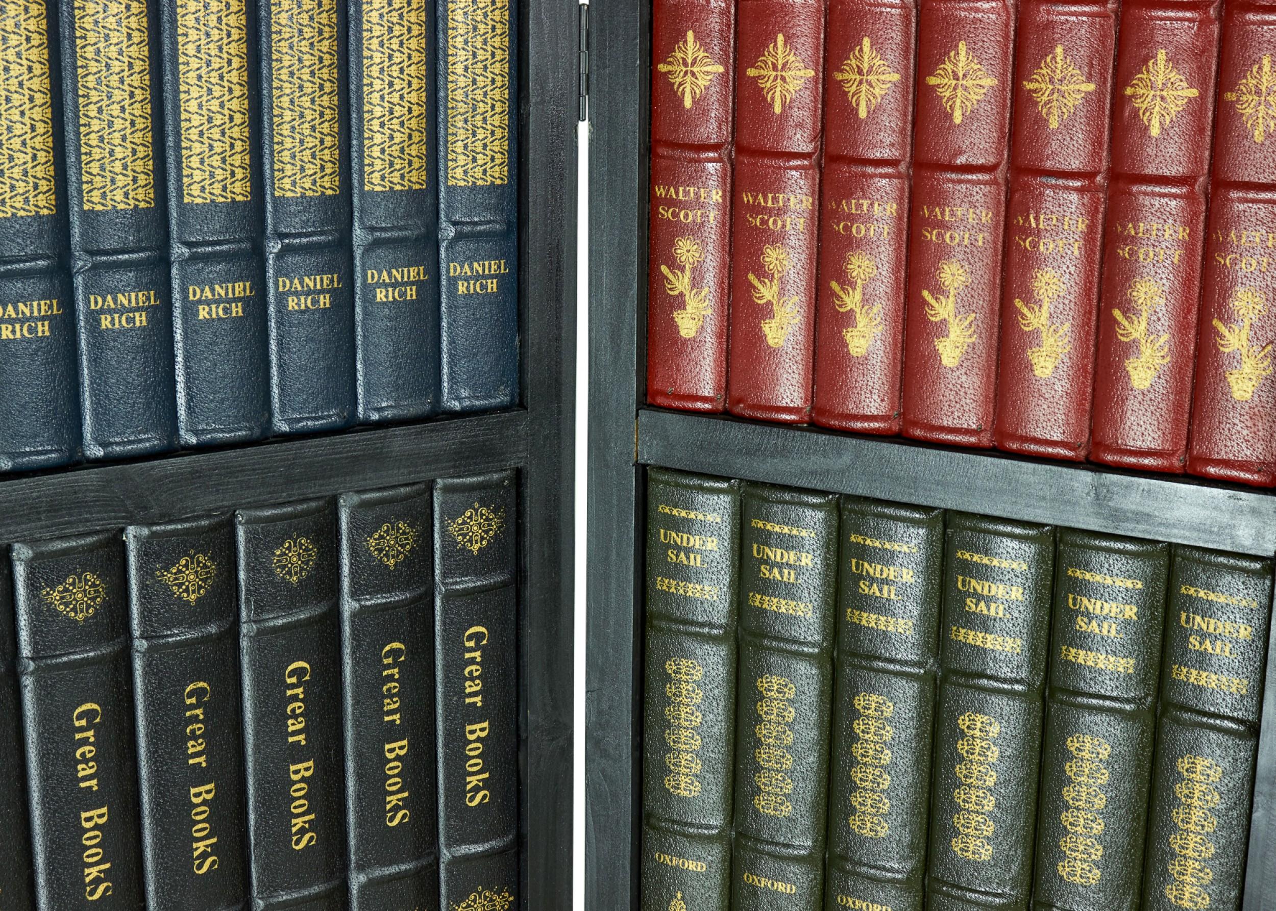 XX secolo Paravento americano di metà secolo dal design finto-libreria a 3 pieghe in vendita