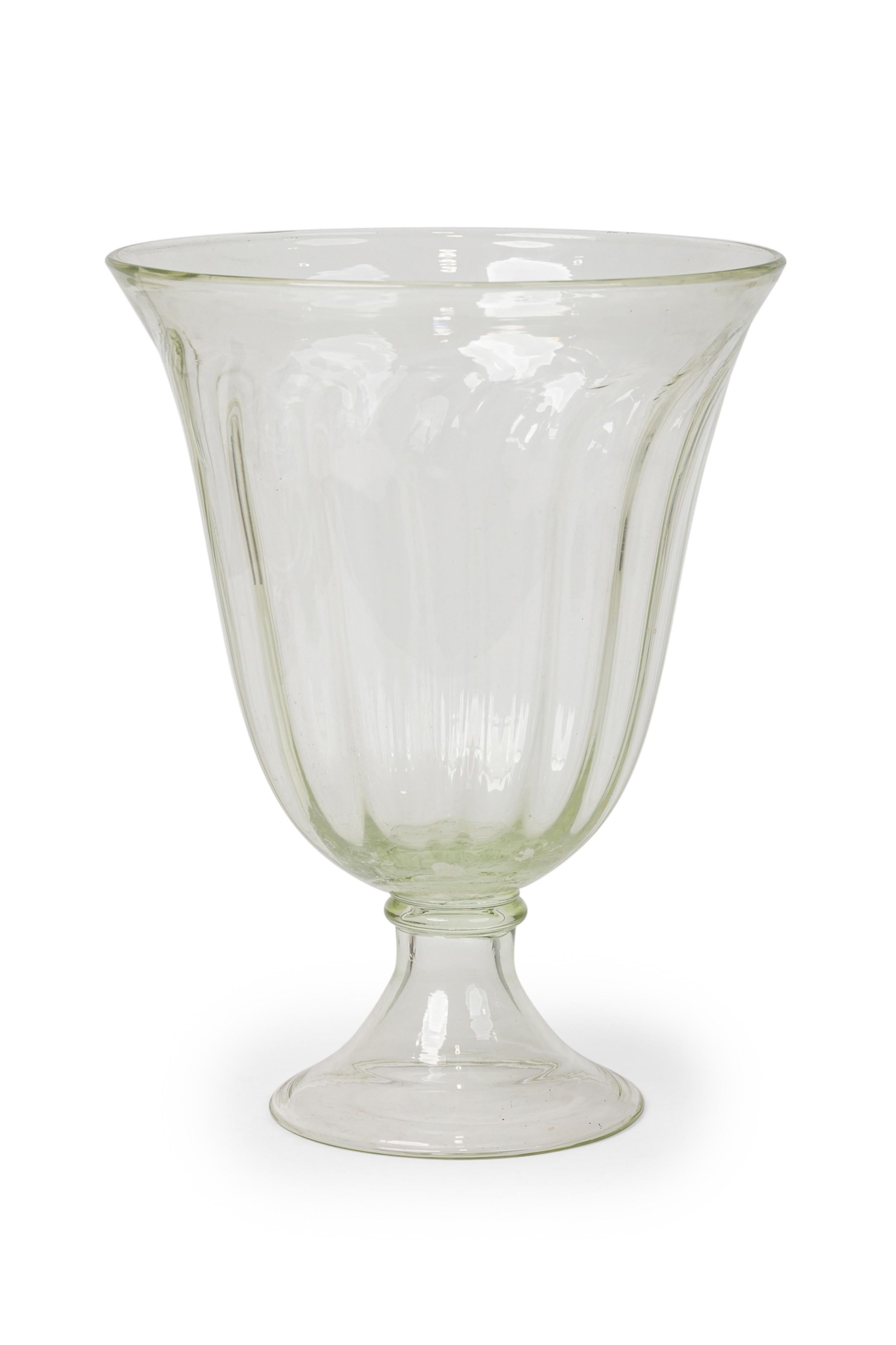 Vaso in vetro di grandi dimensioni della metà del secolo scorso, con la parte superiore svasata e il design a vortice sollevato su una base circolare.