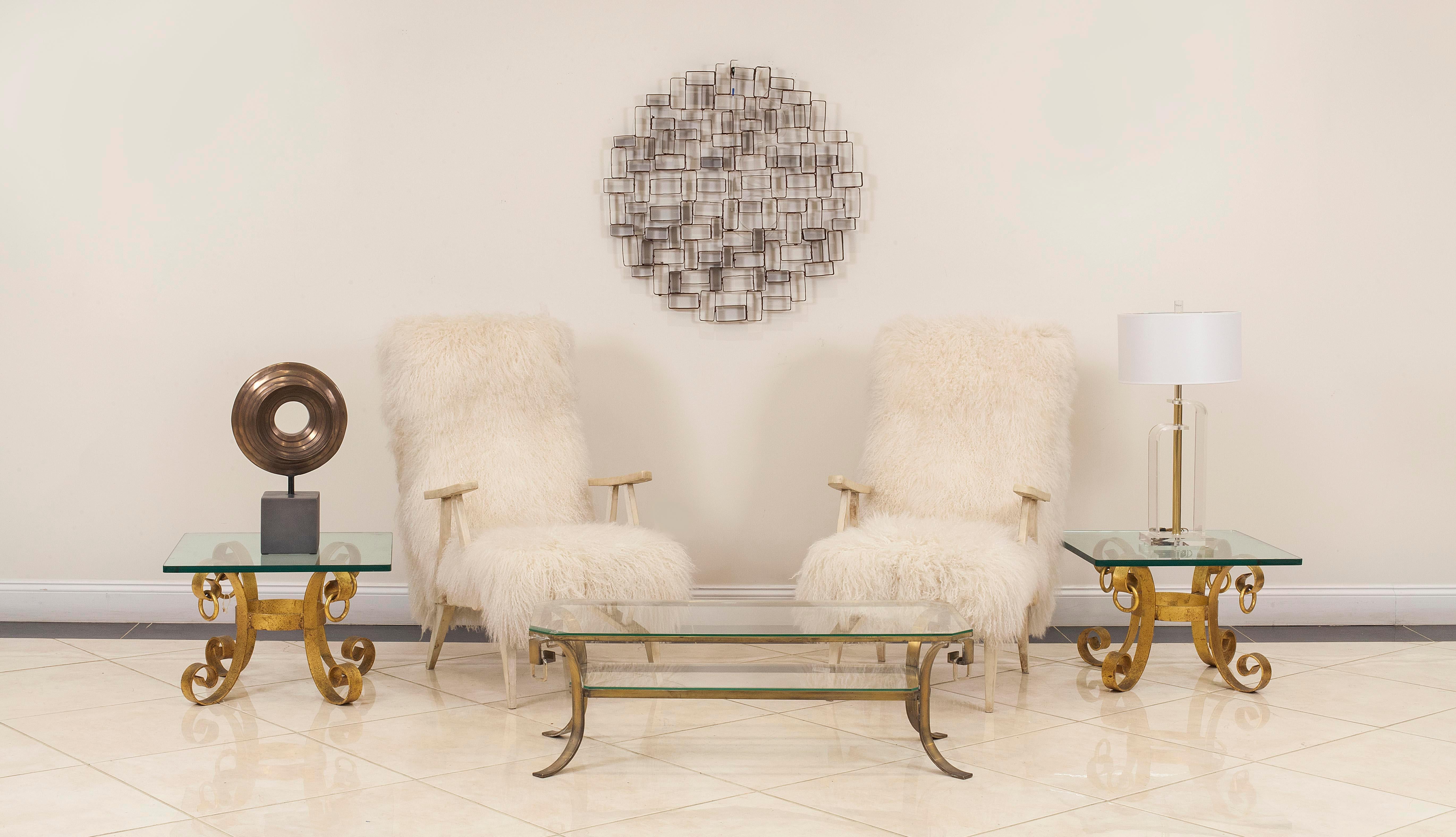 2 Amerikanische Mid-Century (1940er) Beistelltische aus vergoldetem Schmiedeeisen mit 4 miteinander verbundenen Rollenbeinen, die Ringe halten und eine quadratische ¬æ