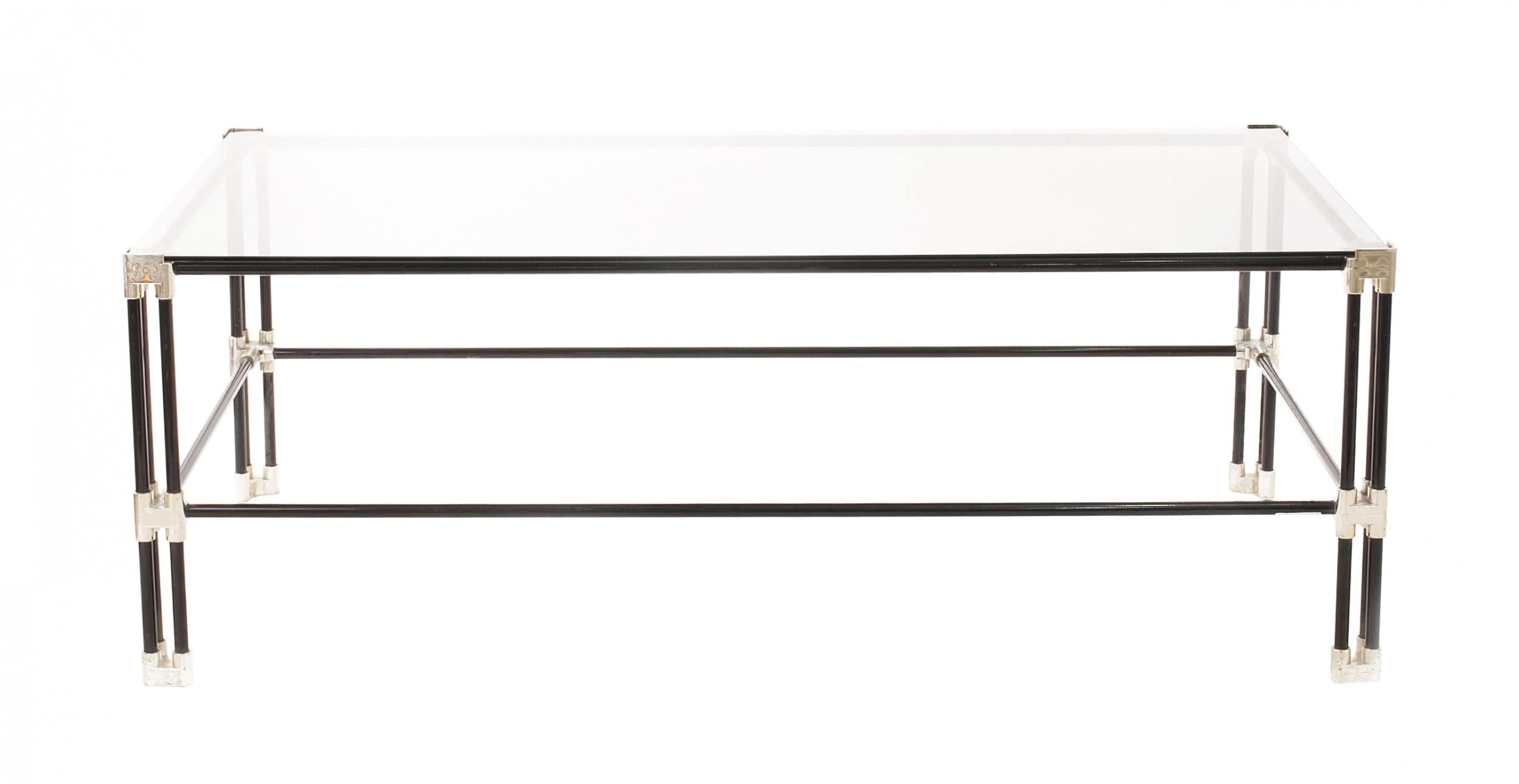 Tavolino rettangolare in metallo ebanizzato e finiture cromate della metà del secolo scorso (anni '60) con gambe a grappolo collegate da una barella e piano in vetro fumé incassato.