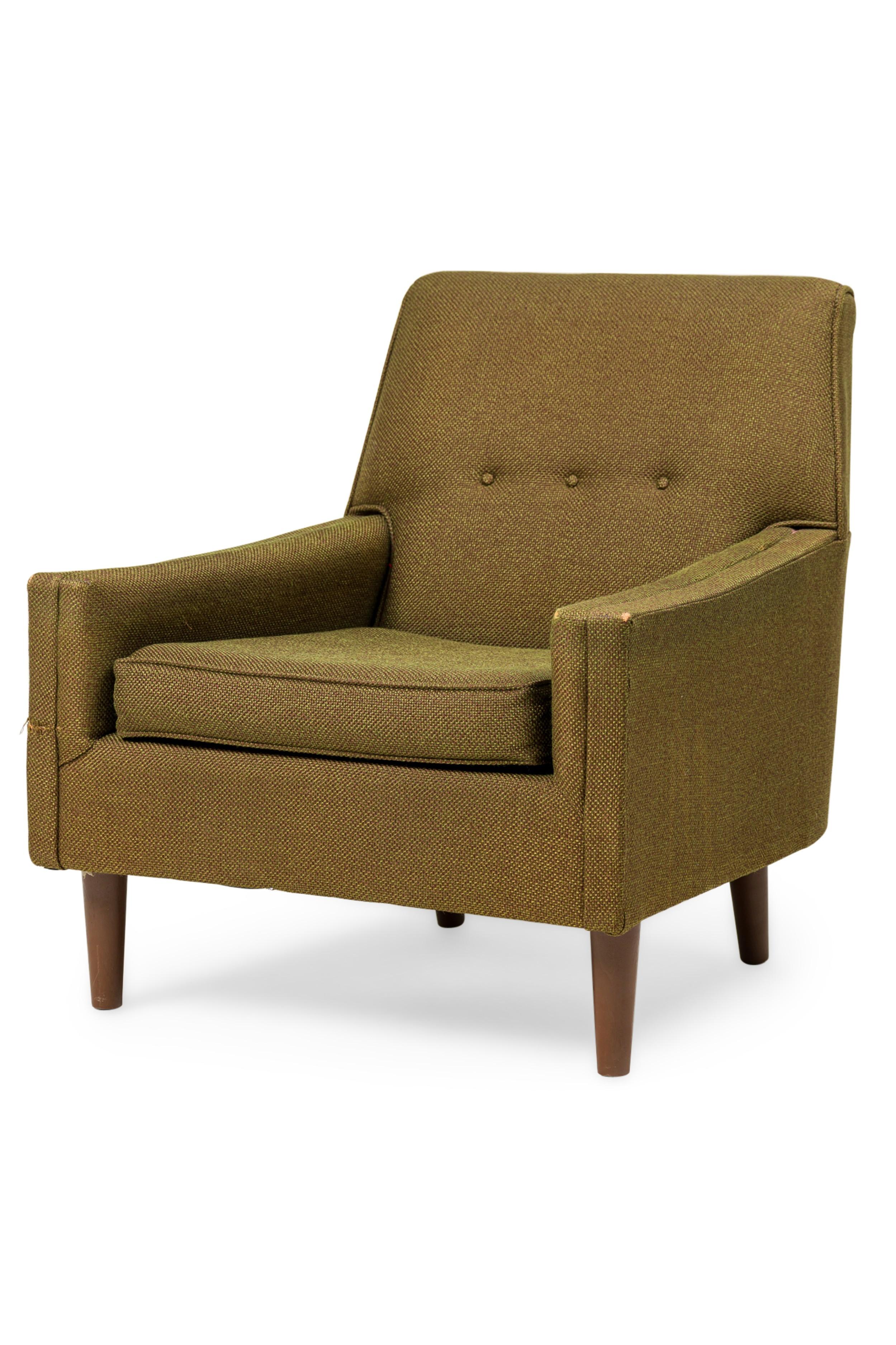 Fauteuil / easy américain du milieu du siècle, tapissé en marron vert, avec un coussin d'assise et un dossier capitonné reposant sur 4 pieds cylindriques fuselés (Canapé similaire : 063927)

Quelques usures sur le tissu à l'avant des bras
