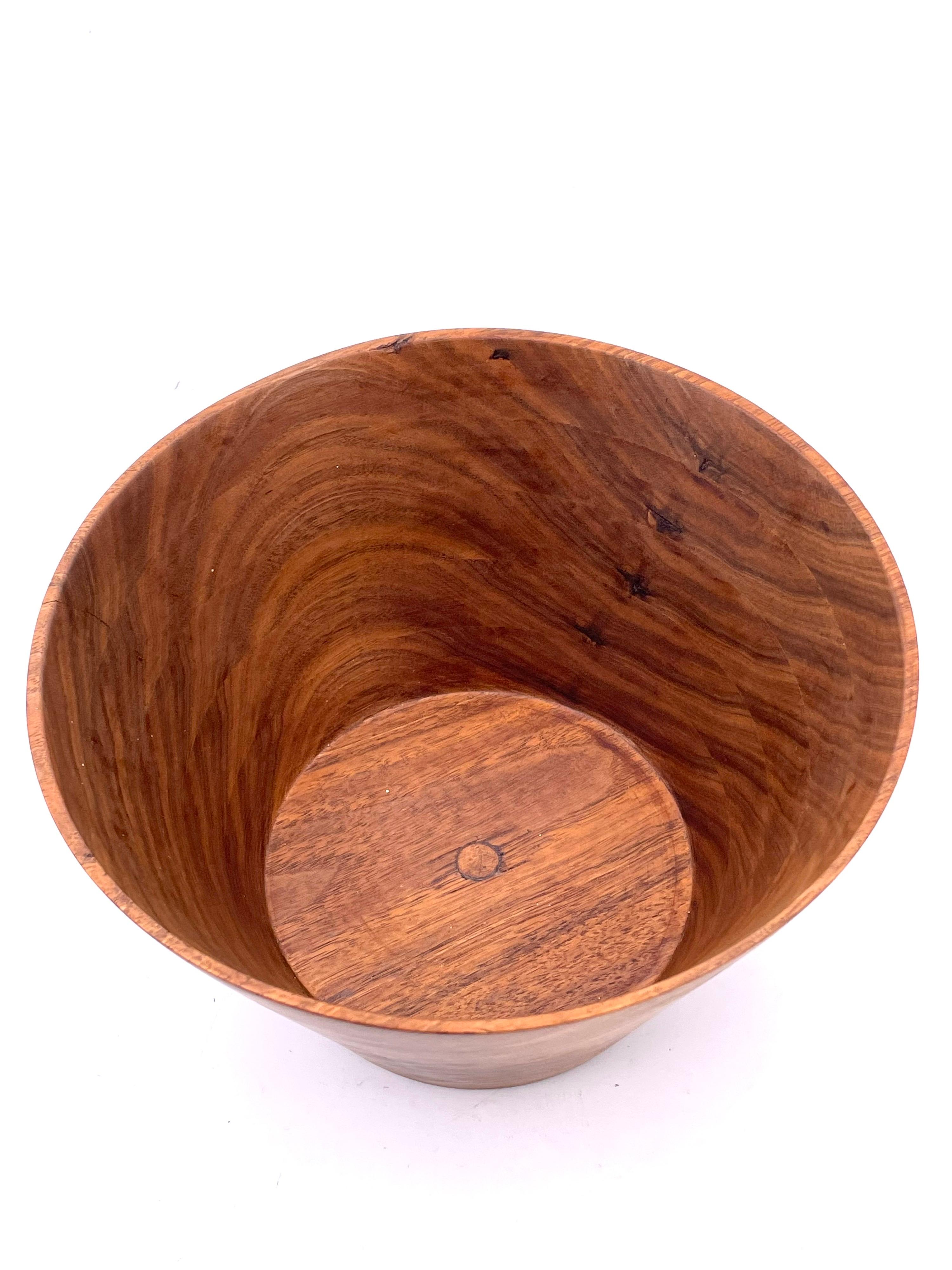 American Midcentury Hand-Turned Walnut Bowl In Excellent Condition For Sale In San Diego, CA
