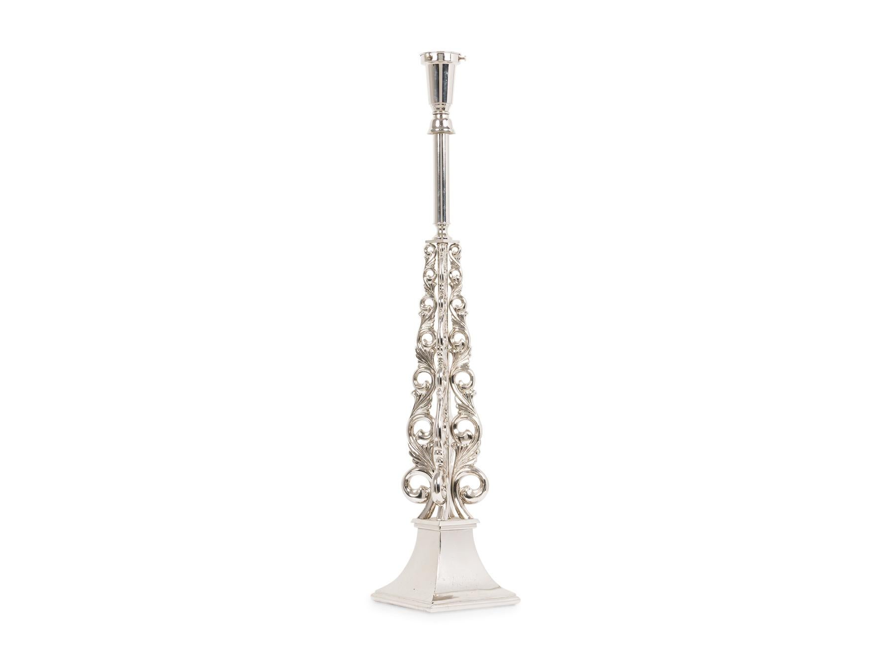 Amerikanische Mid-Century hohe spitz zulaufende quadratische verchromt filigran  scroll design tischlampe (JAMES MONT)