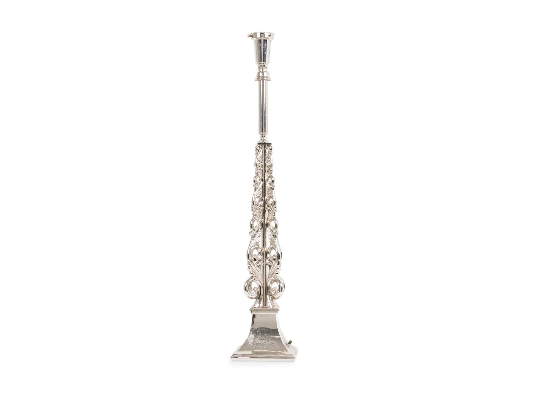 Amerikanische Mid-Century James Mont Große Silberlampe (Moderne der Mitte des Jahrhunderts) im Angebot
