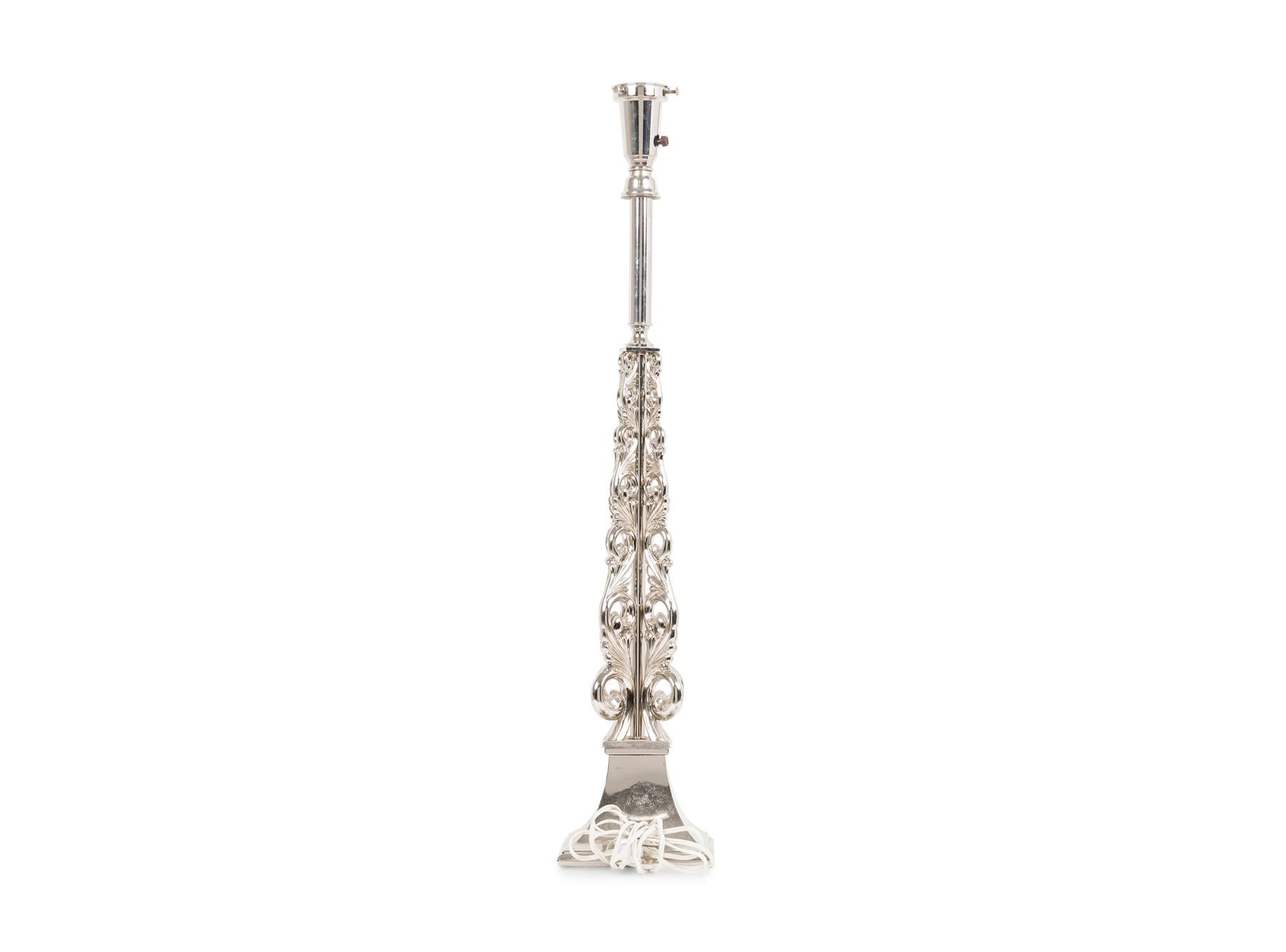 Amerikanische Mid-Century James Mont Große Silberlampe (amerikanisch) im Angebot