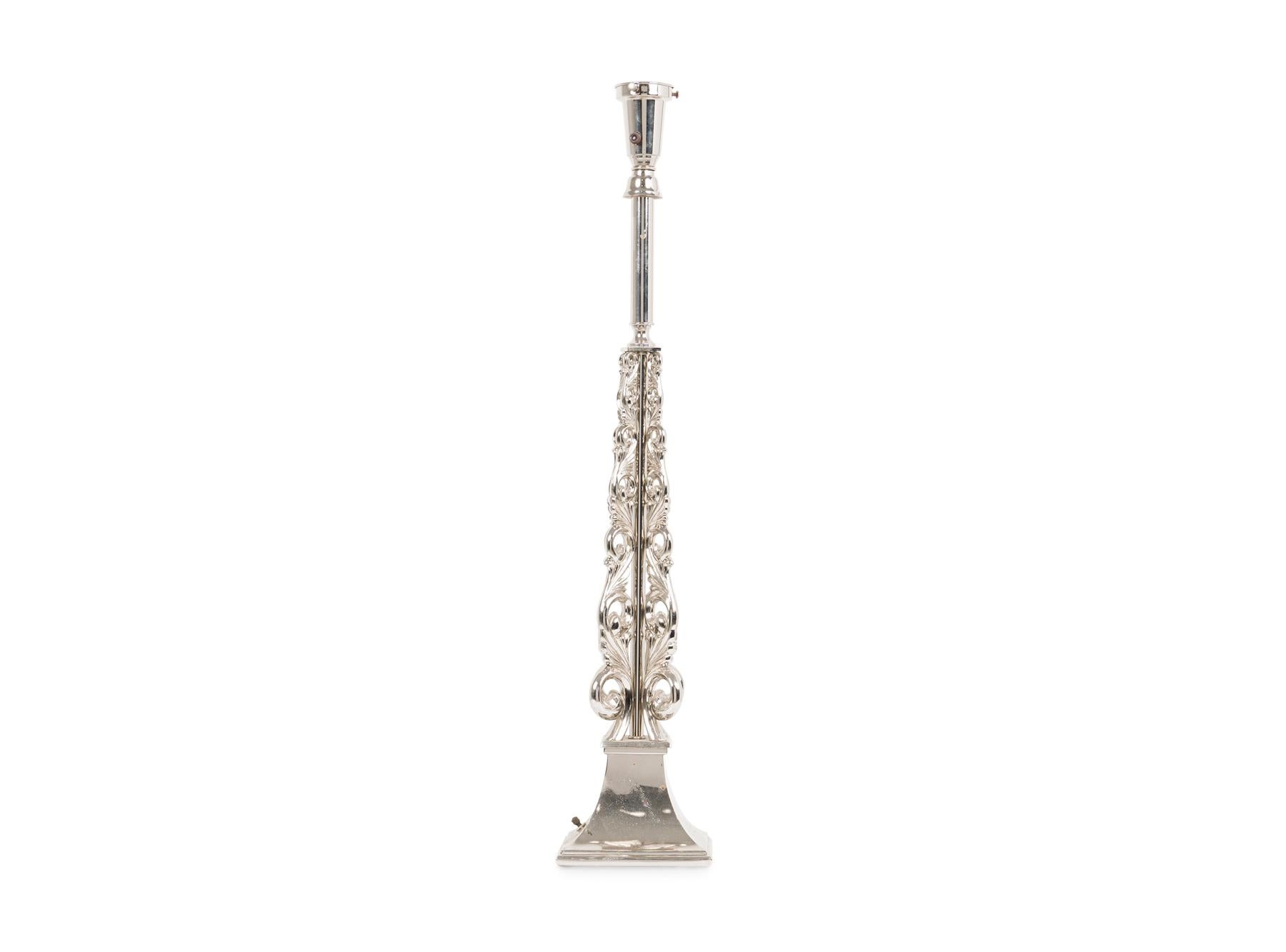 Amerikanische Mid-Century James Mont Große Silberlampe (Beschichtet) im Angebot