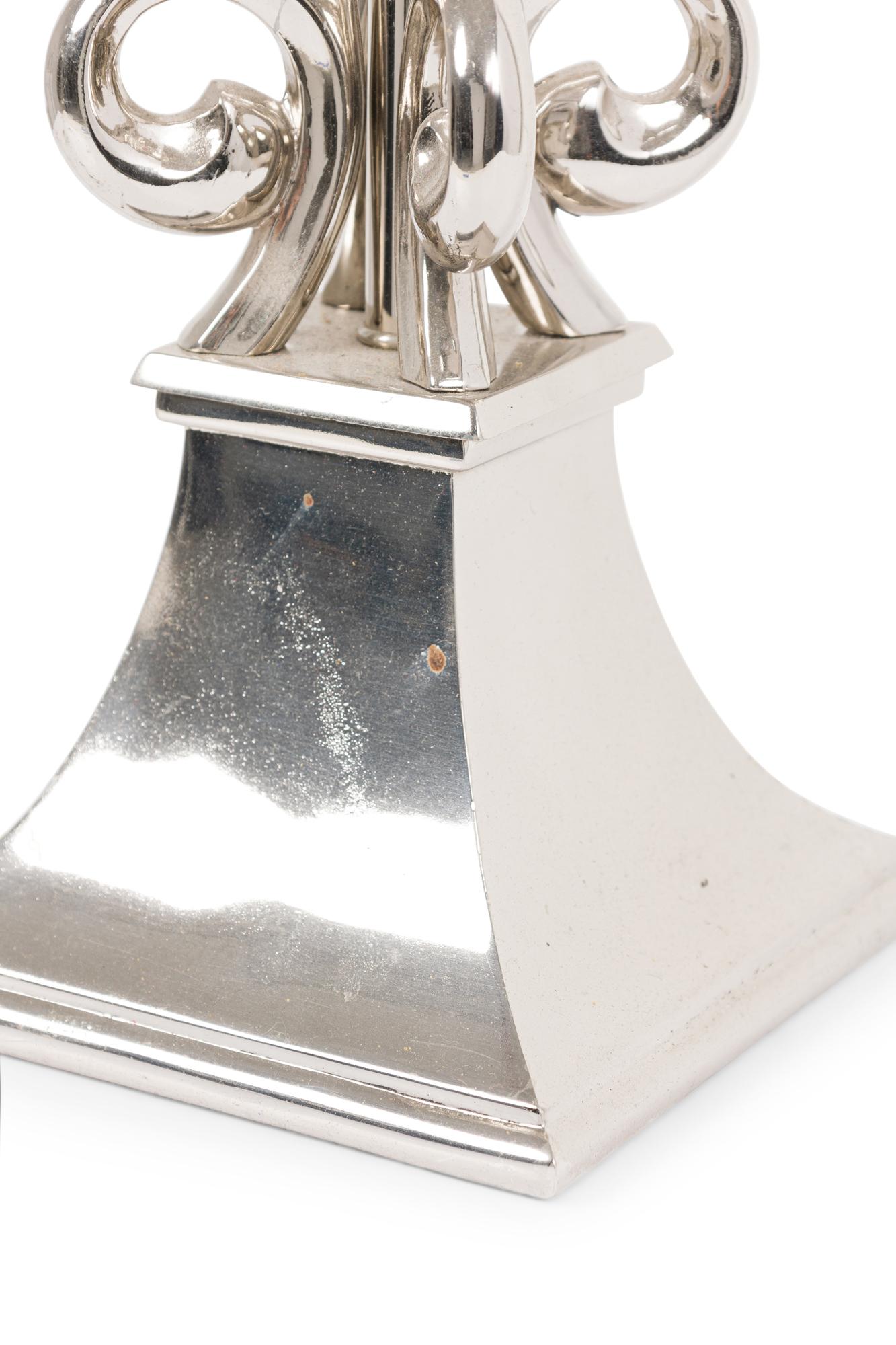Amerikanische Mid-Century James Mont Große Silberlampe im Zustand „Gut“ im Angebot in Queens, NY