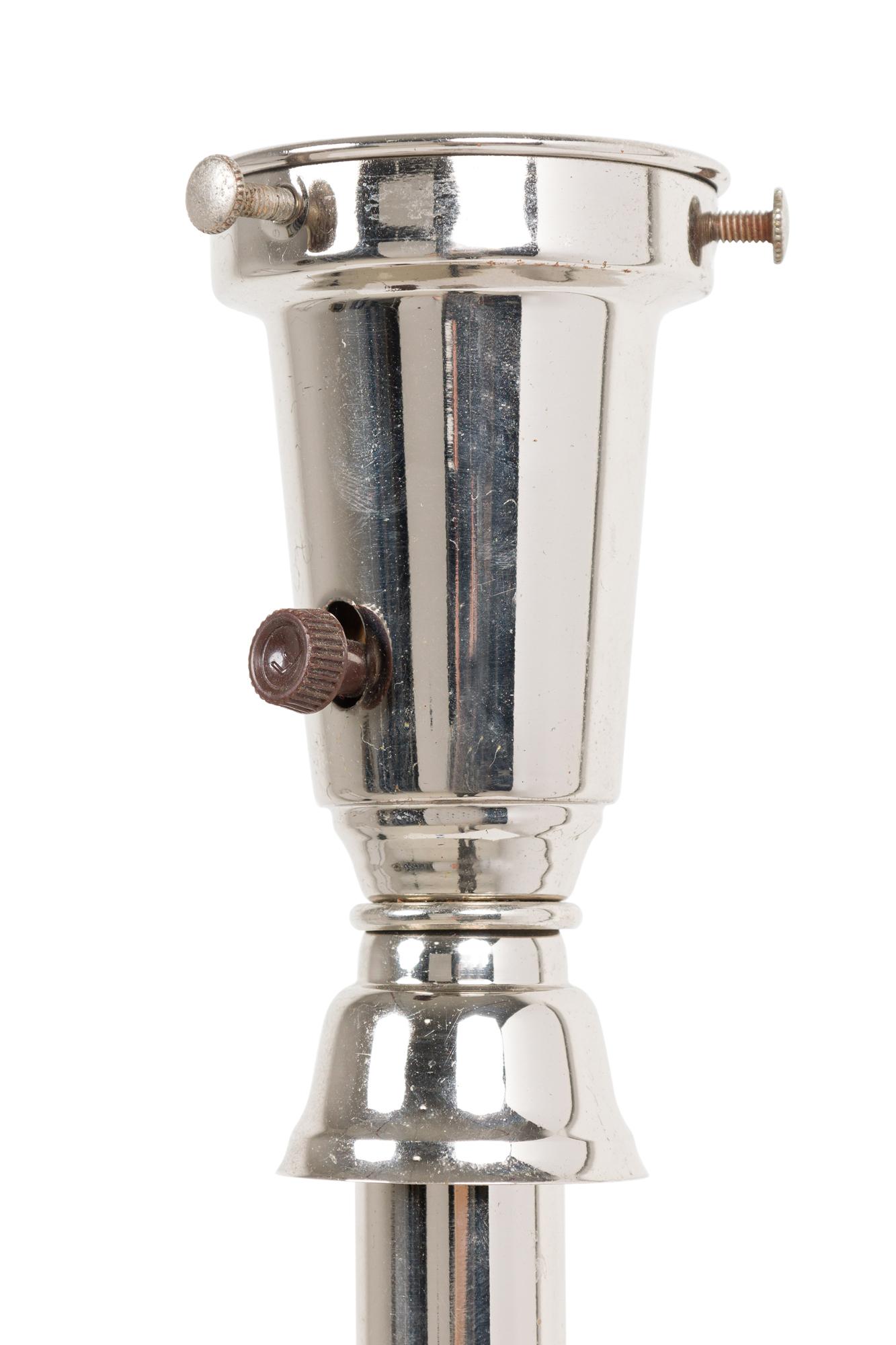 Amerikanische Mid-Century James Mont Große Silberlampe (Chrom) im Angebot