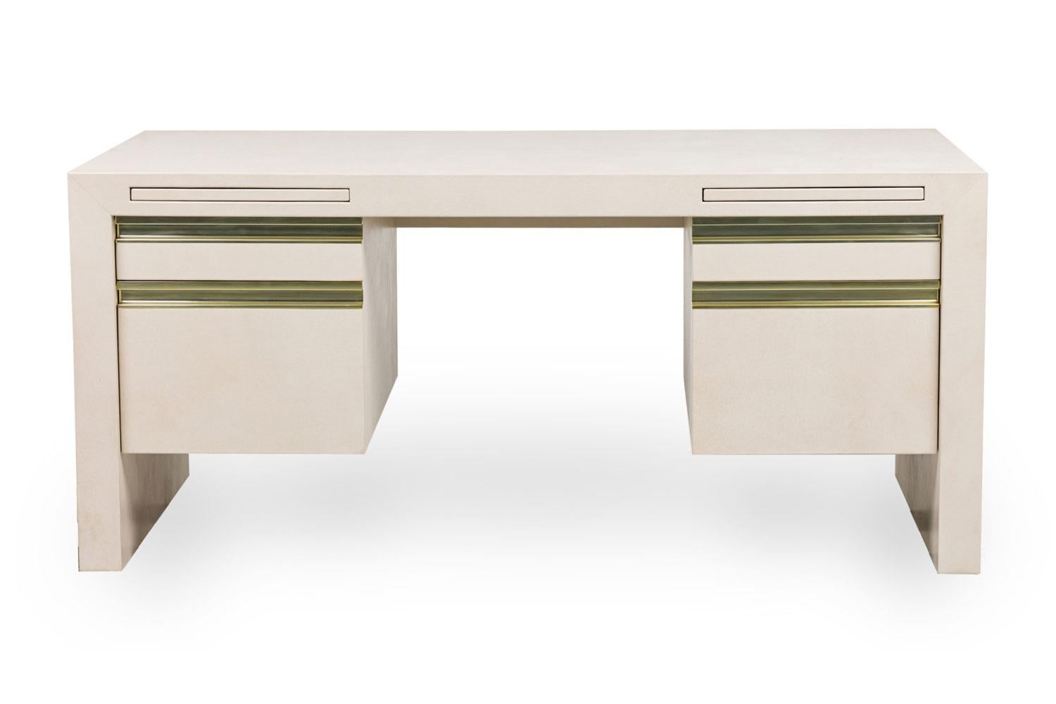 Scrivania su misura in stile Mid-Century Karl Springer con finitura in pelle bianca, dotata di due vassoi estraibili, due cassetti con alloggiamenti per matite e due cassetti per cartelle con tiretti in metallo.