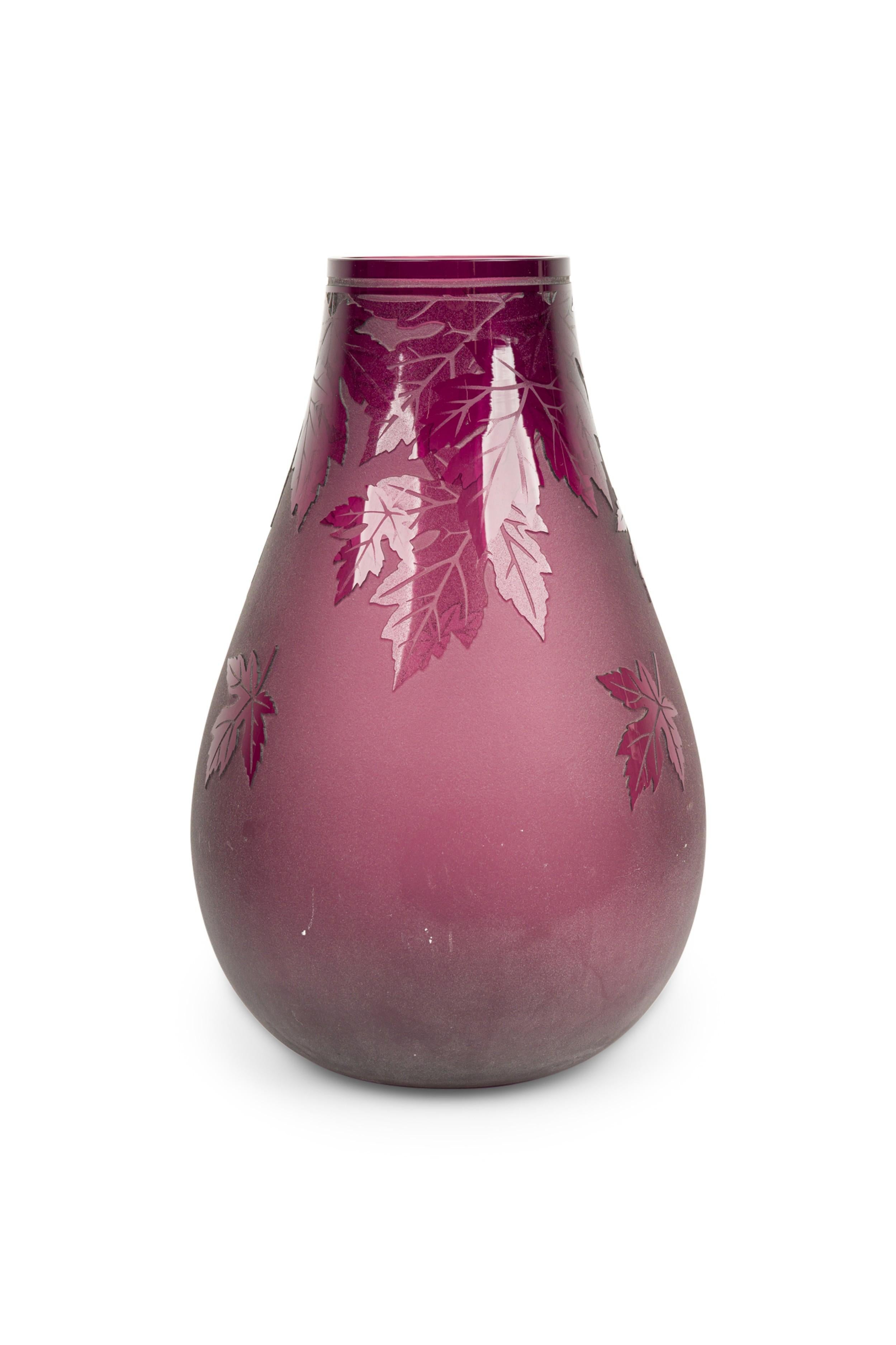 Vaso in vetro rosso di grandi dimensioni del Mid-Century americano con disegno di foglie smerigliate