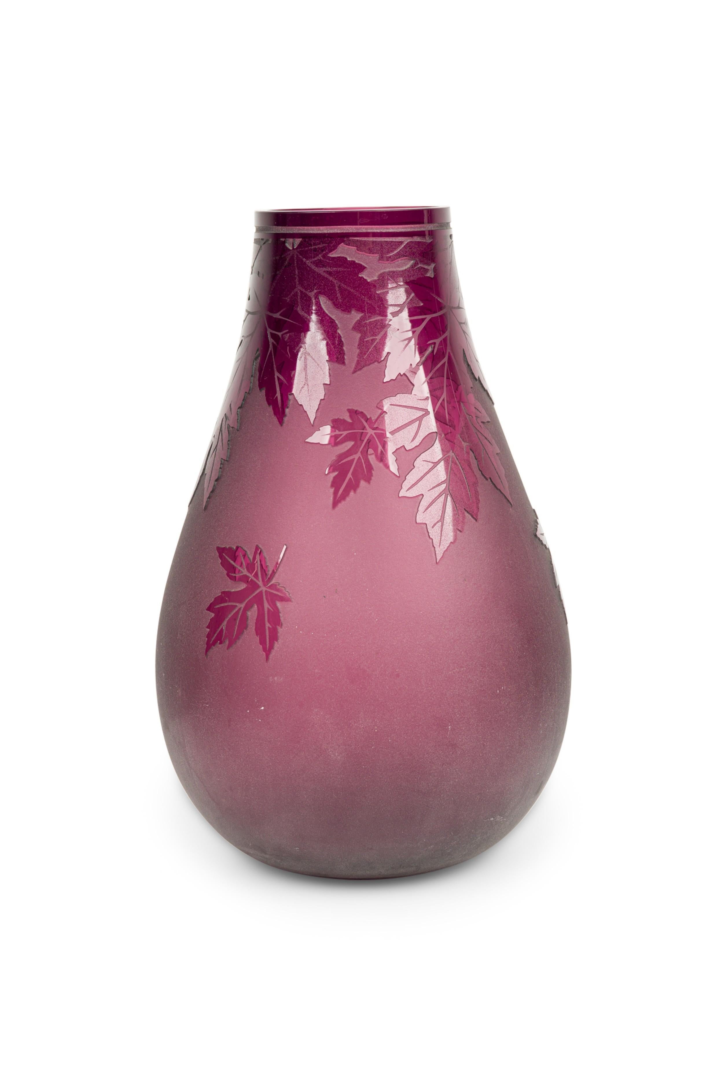 Mid-Century moderno American Mid-Century Large Red Glass Vase With Leaf Designs in vendita