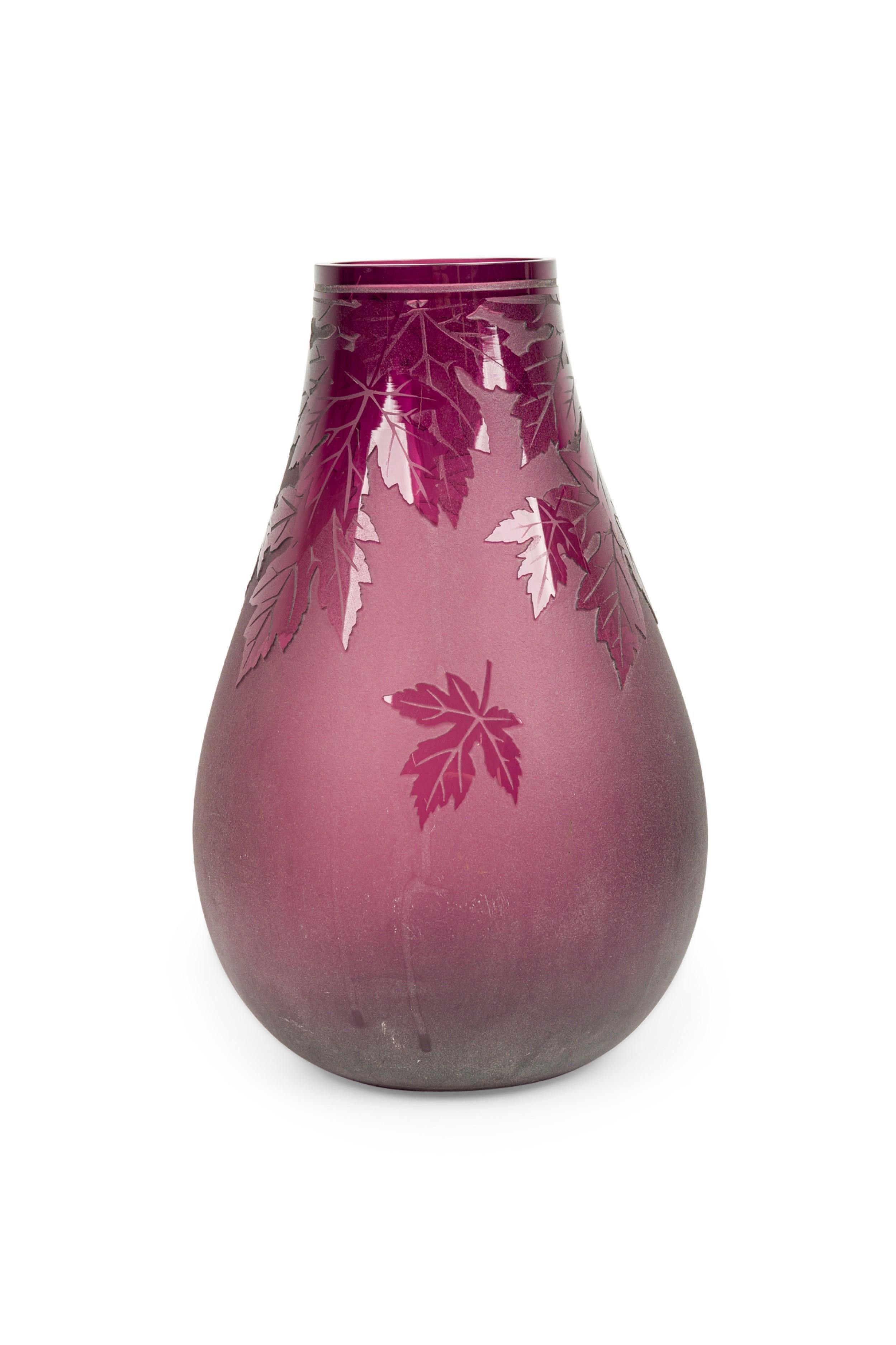 Americano American Mid-Century Large Red Glass Vase With Leaf Designs in vendita