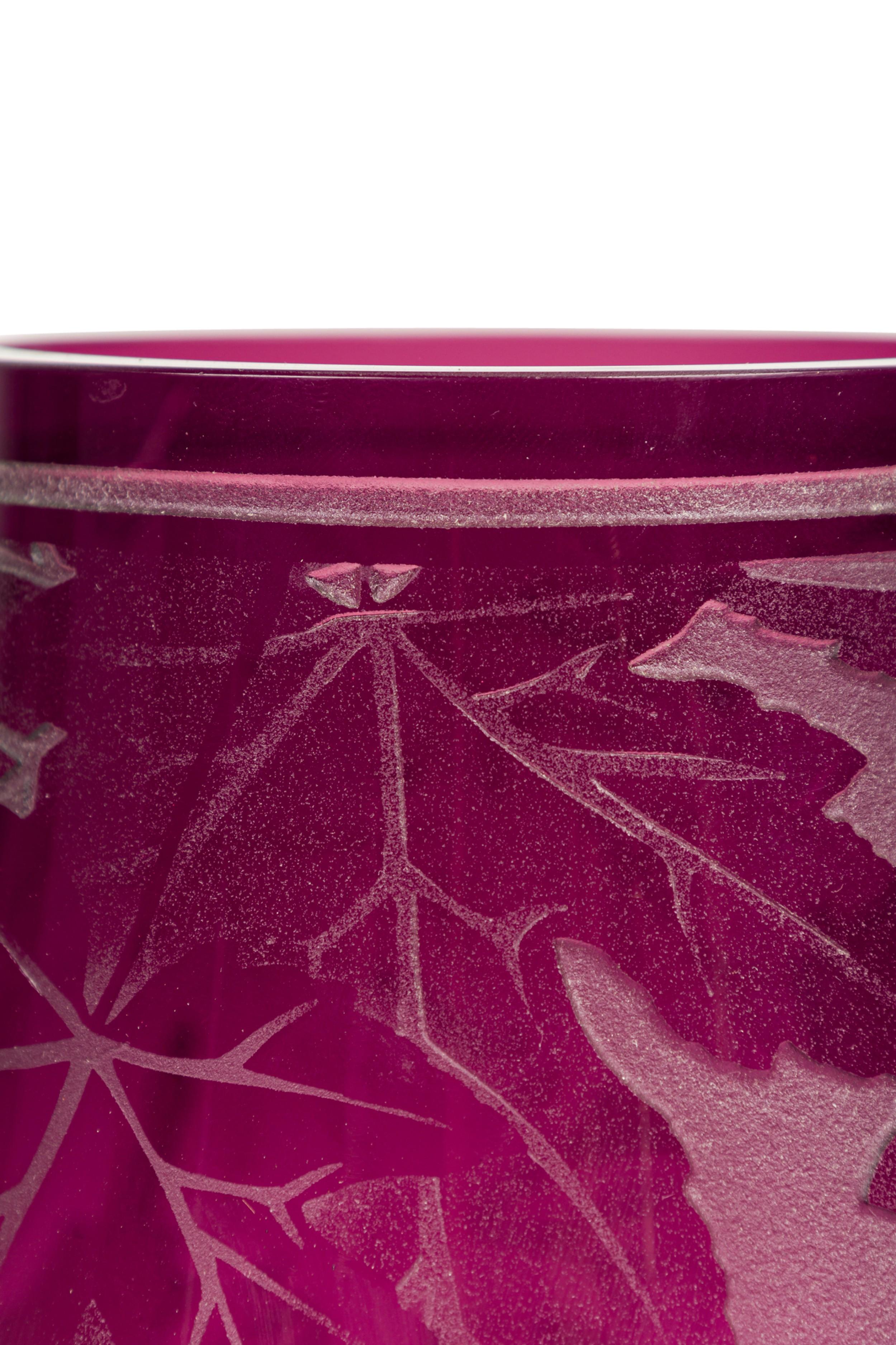 Satinato American Mid-Century Large Red Glass Vase With Leaf Designs in vendita