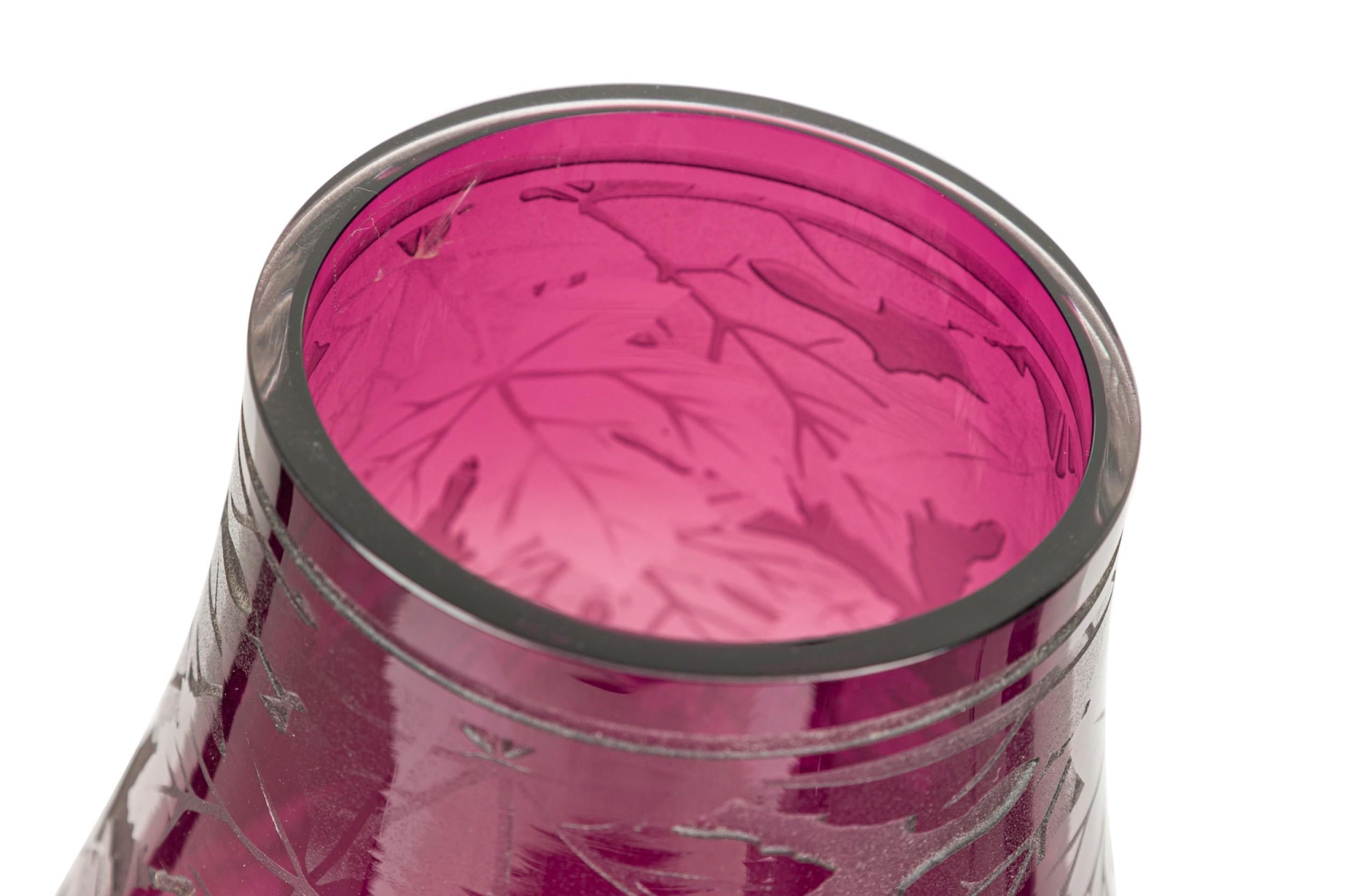 American Mid-Century Large Red Glass Vase With Leaf Designs In condizioni buone in vendita a Queens, NY