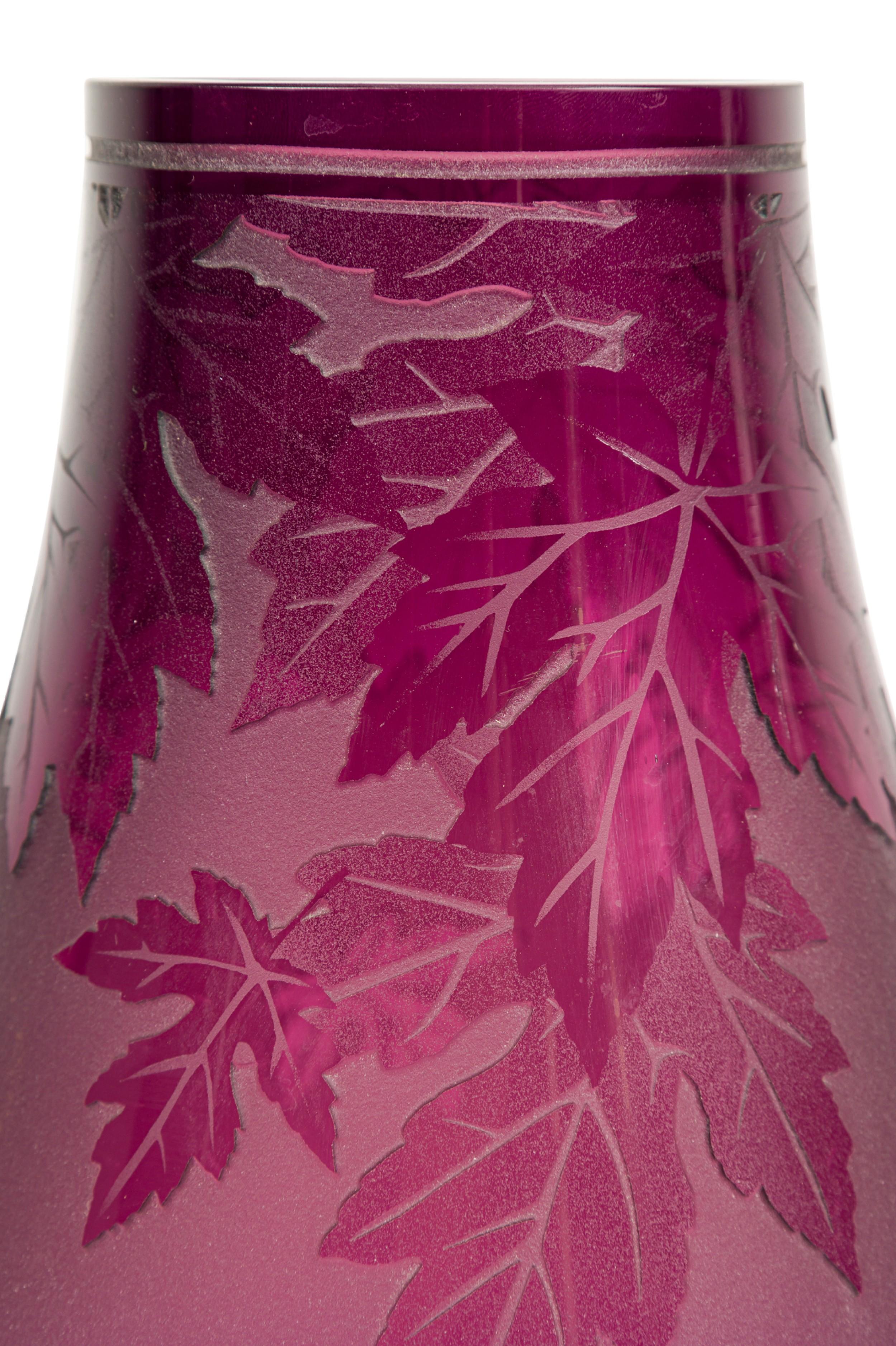 Vetro American Mid-Century Large Red Glass Vase With Leaf Designs in vendita