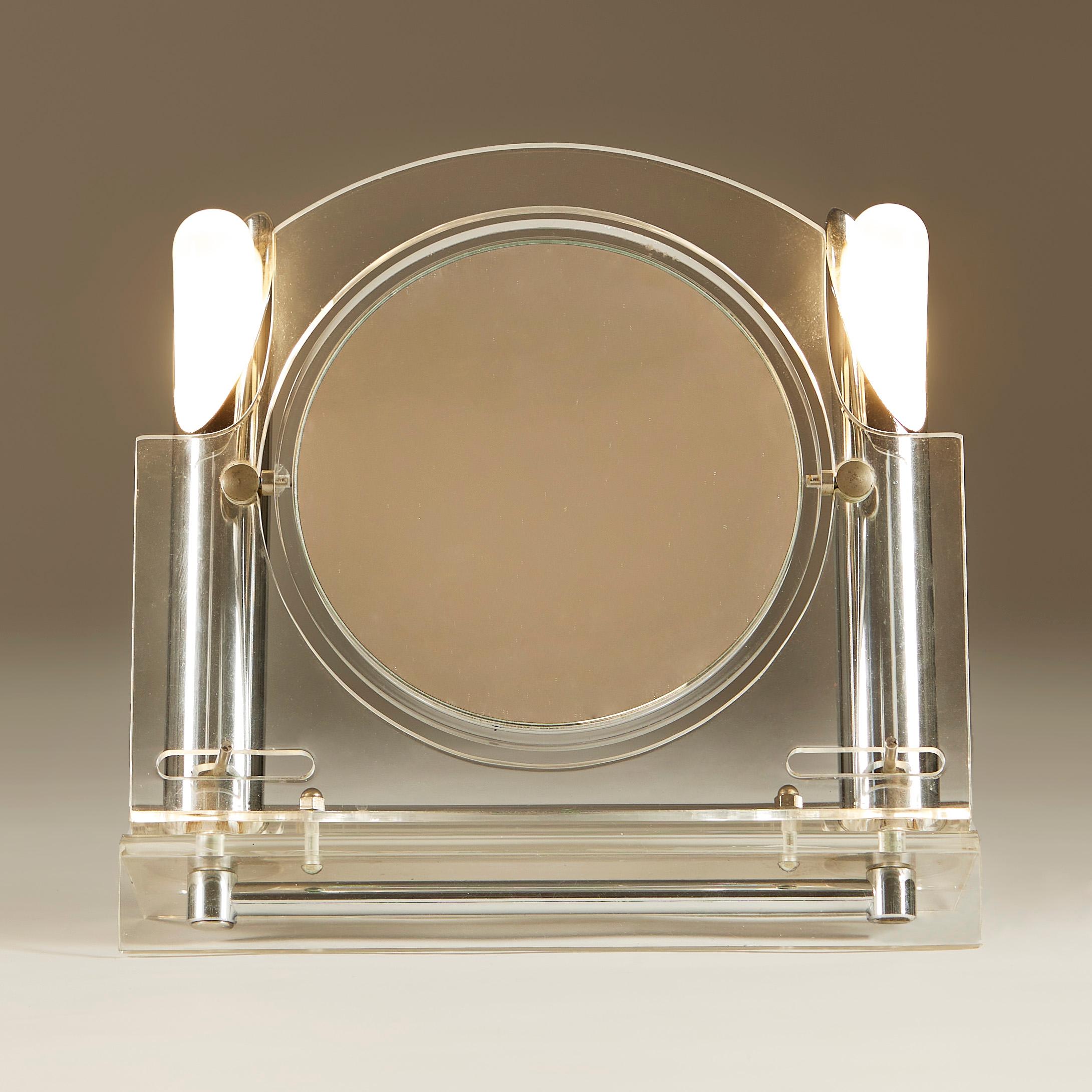 Ein Hauch von Glamour. Beidseitig verstellbarer Spiegel mit Rahmen und Sockel aus Lucite. Dekorative, verstellbare Chromrohre tragen die Glühbirnen auf beiden Seiten.