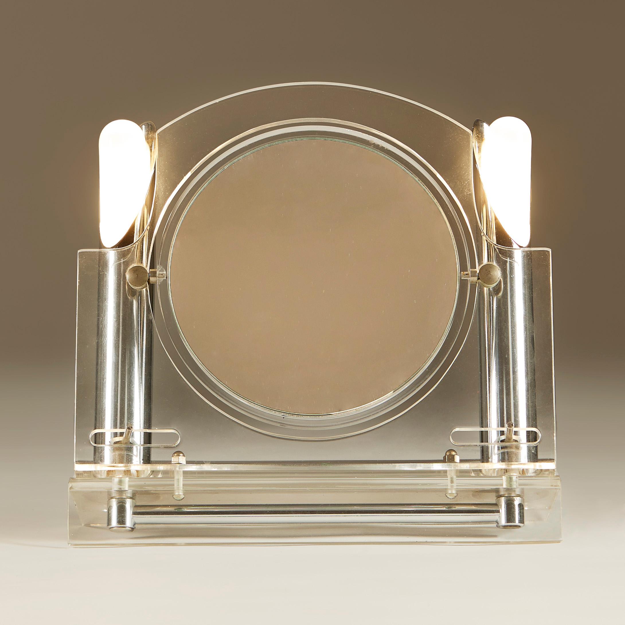 Très chic. Miroir double face réglable avec cadre et base en lucite. Des tubes chromés décoratifs réglables supportent les ampoules de chaque côté.