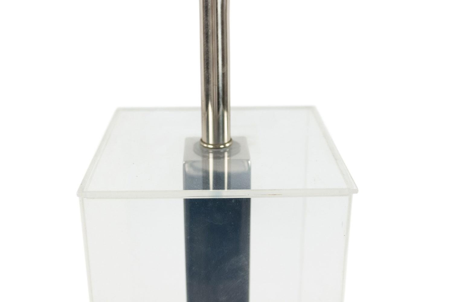 American Mid-Century Lucite and Chrome Table Lamp Moderno de mediados de siglo en venta