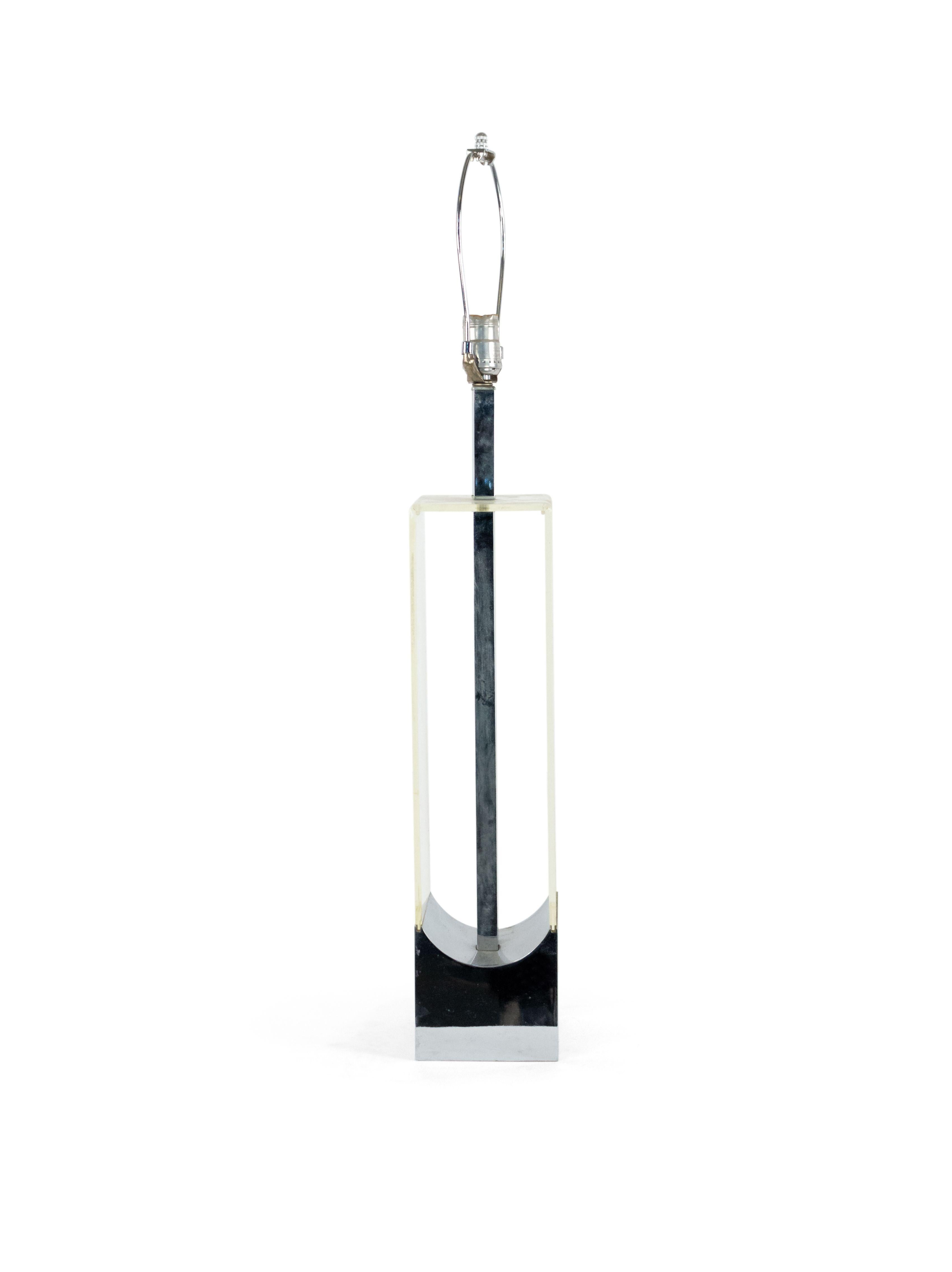 Lampe de table américaine Midcentury en lucite et chrome Bon état - En vente à New York, NY