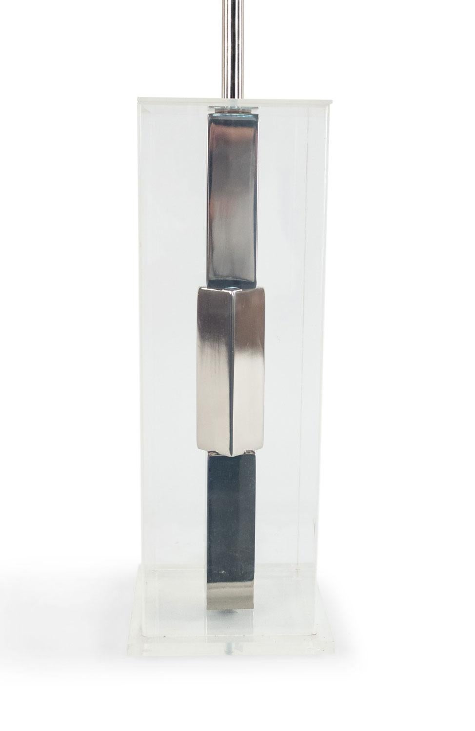 American Mid-Century Lucite and Chrome Table Lamp Estadounidense en venta