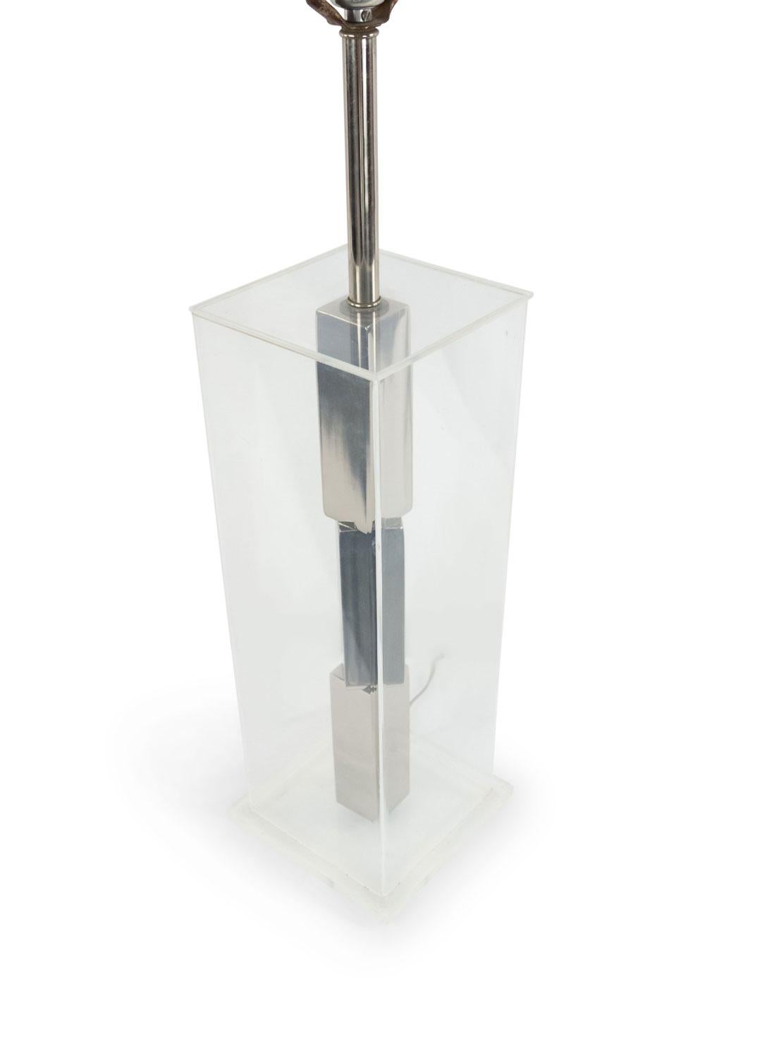 American Mid-Century Lucite and Chrome Table Lamp en Bueno estado para la venta en Queens, NY