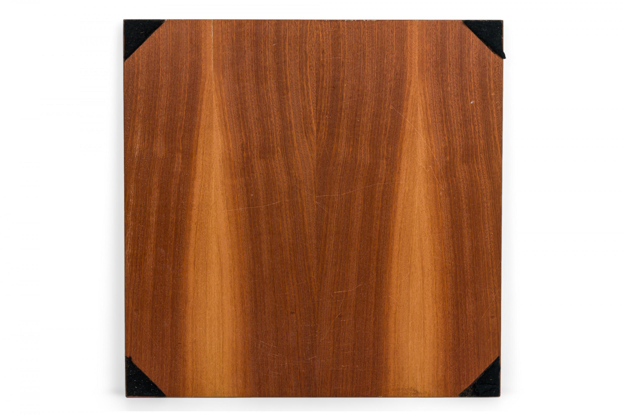 Échiquier en acajou et érable incrusté du milieu du siècle dernier.