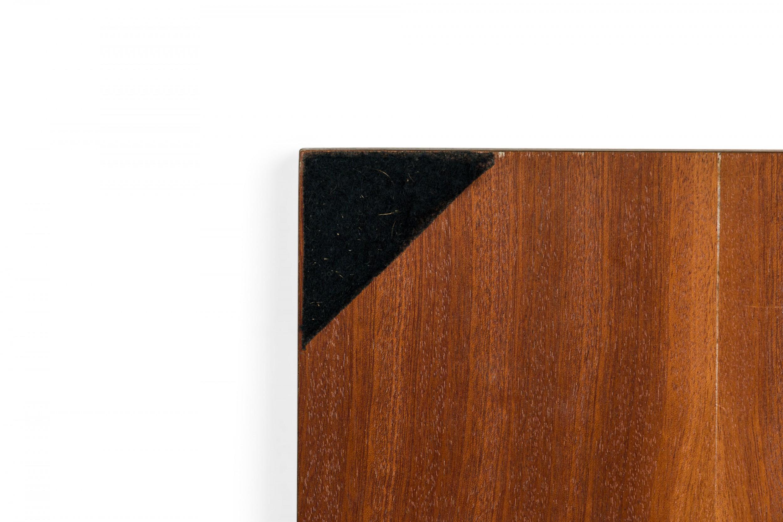 Mid-Century Modern American Mid-Century Mahogany and Maple Chess Board en vente