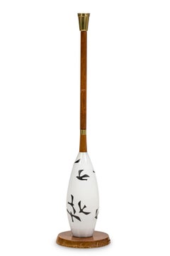 Amerikanische Stehlampe aus Milchglas und Holzstiel aus der Mitte des Jahrhunderts