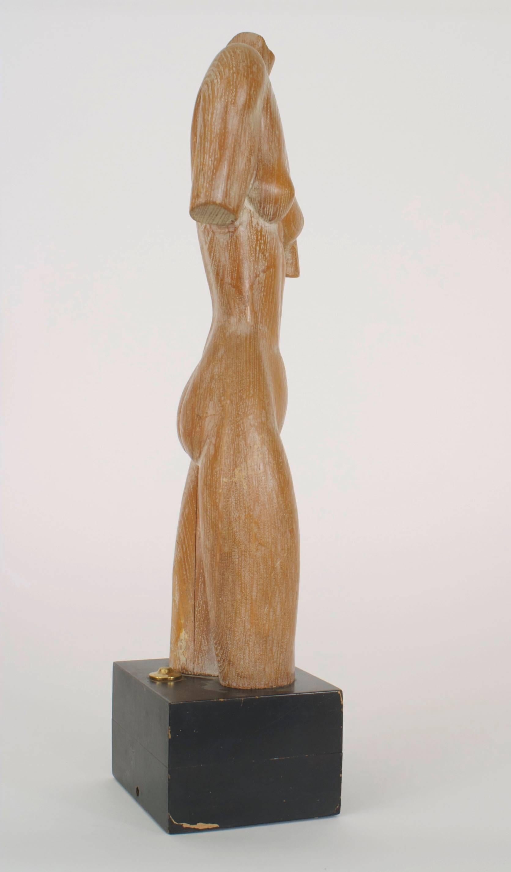 Torse de femme nu stylisé sculpté en chêne chaulé et monté sur une base carrée ébonisée
