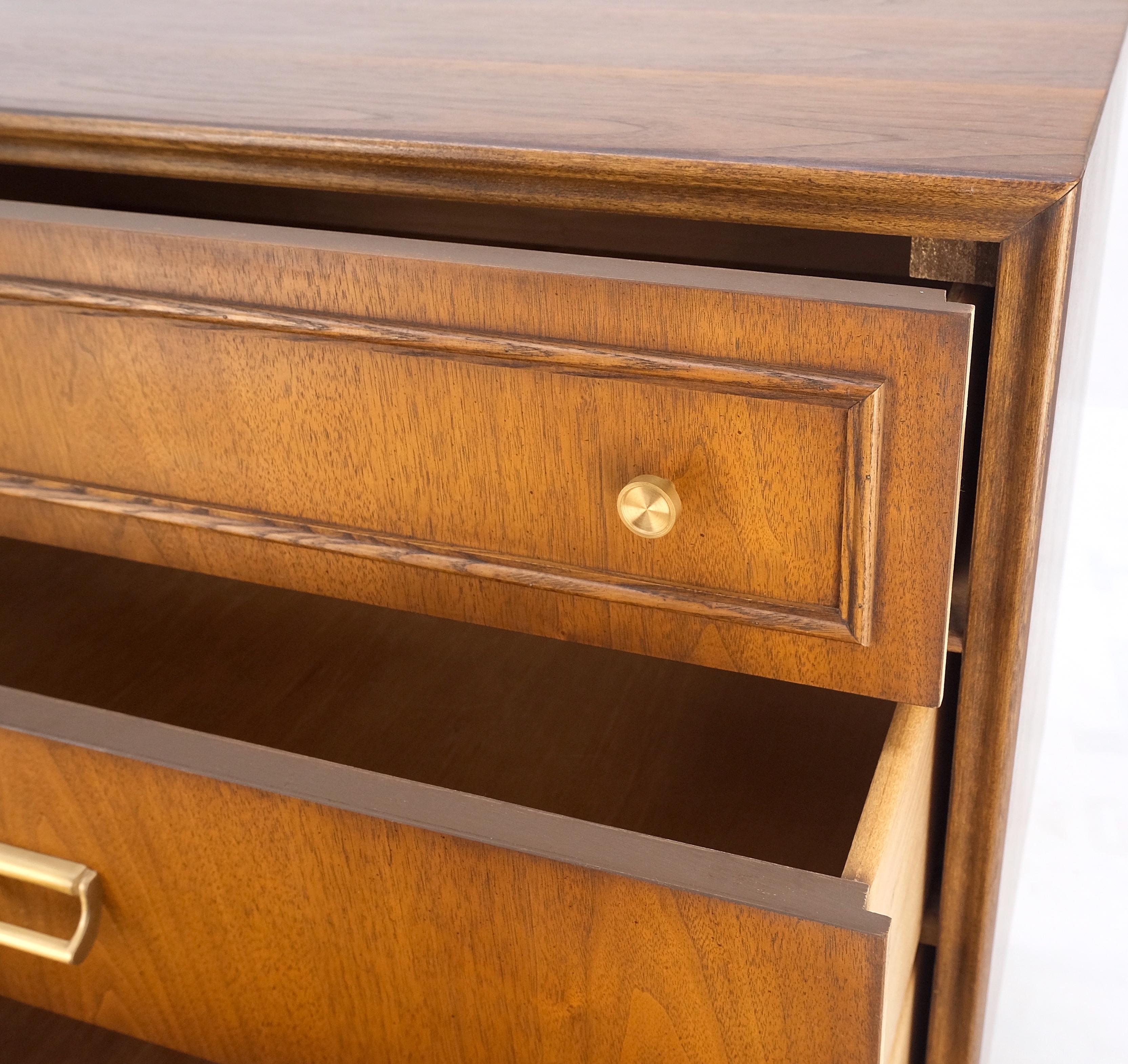 American Mid Century Modern 6 Drawers Walnut Dresser Brass Hardware MINT! im Zustand „Gut“ im Angebot in Rockaway, NJ