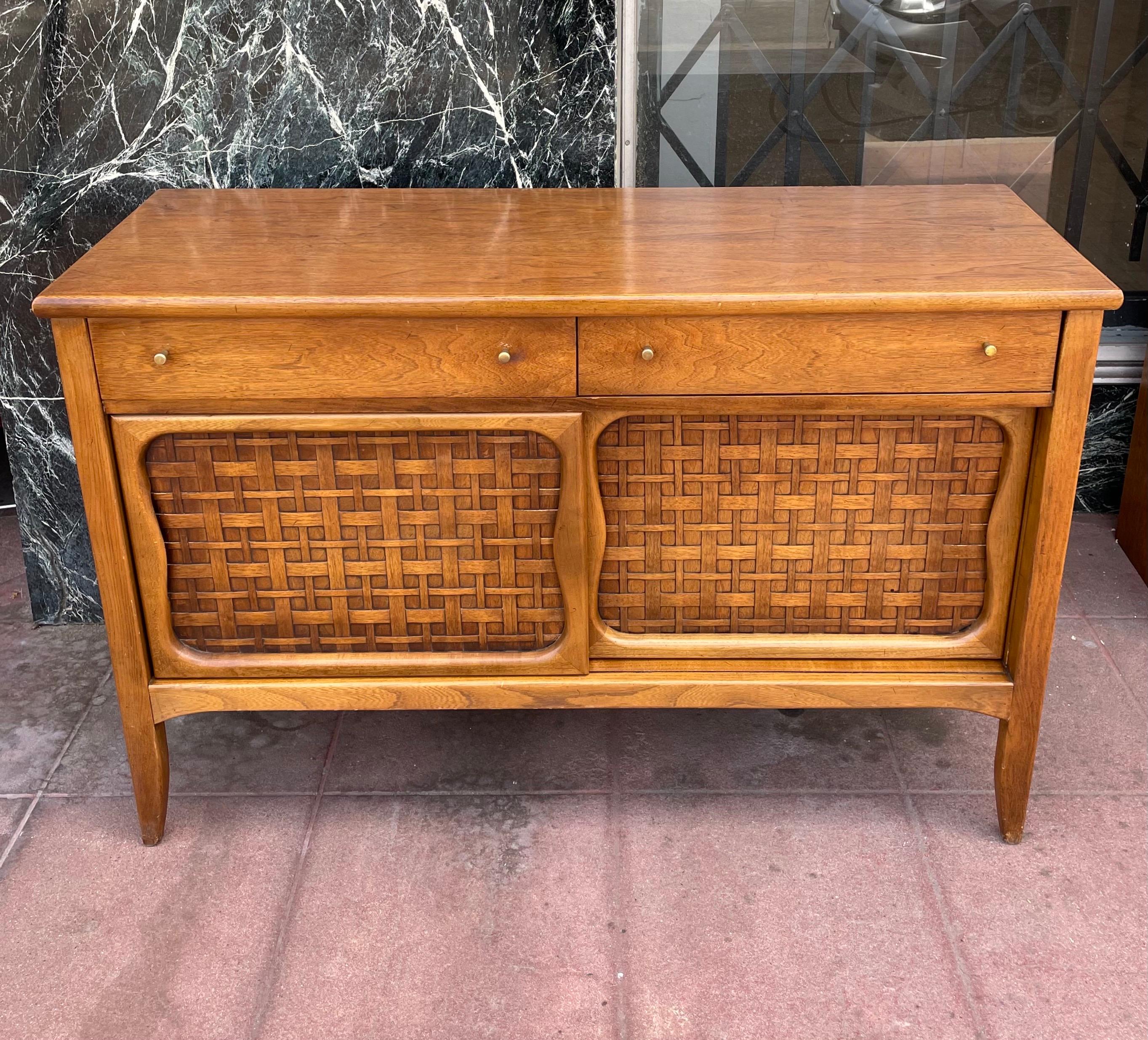 American Mid-Century Modern Atomic age Small Walnut Credenza In Good Condition In San Diego, CA