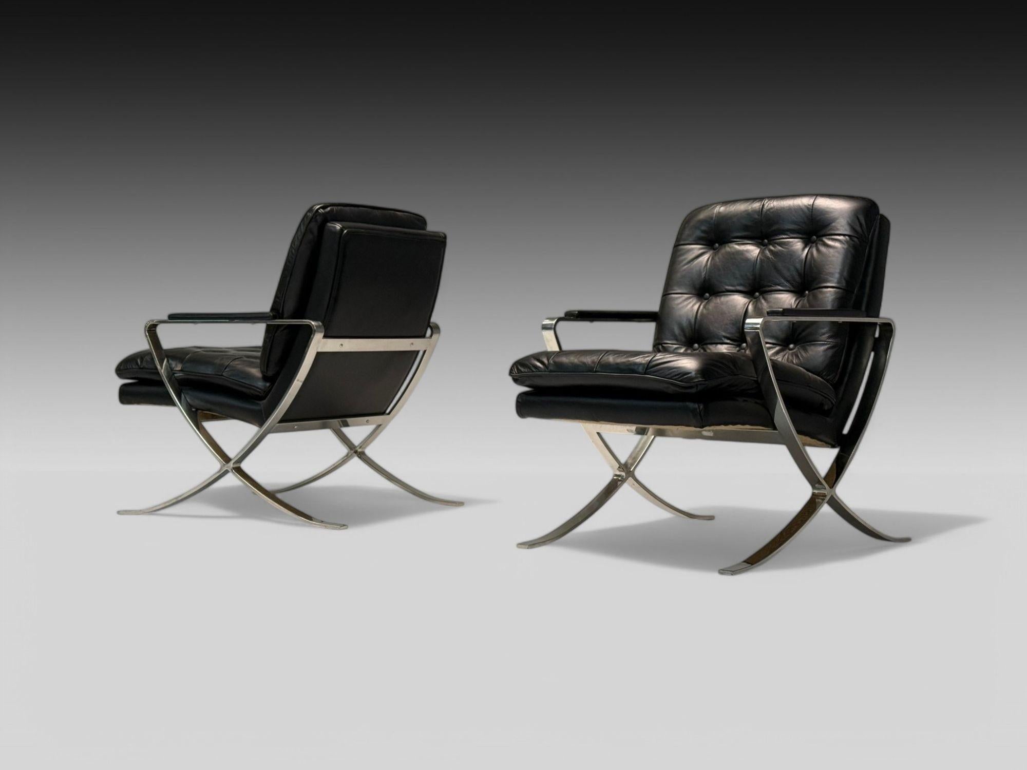 Stile Milo Baughman, Mid-Century Modern americano, American Leather, Chrome, Sedie da salotto, USA, anni '80

Coppia di sedie da salotto a sigaro in stile Milo Baughman con sedili e schienali in pelle nera non rimovibili con inserti e sedute su una