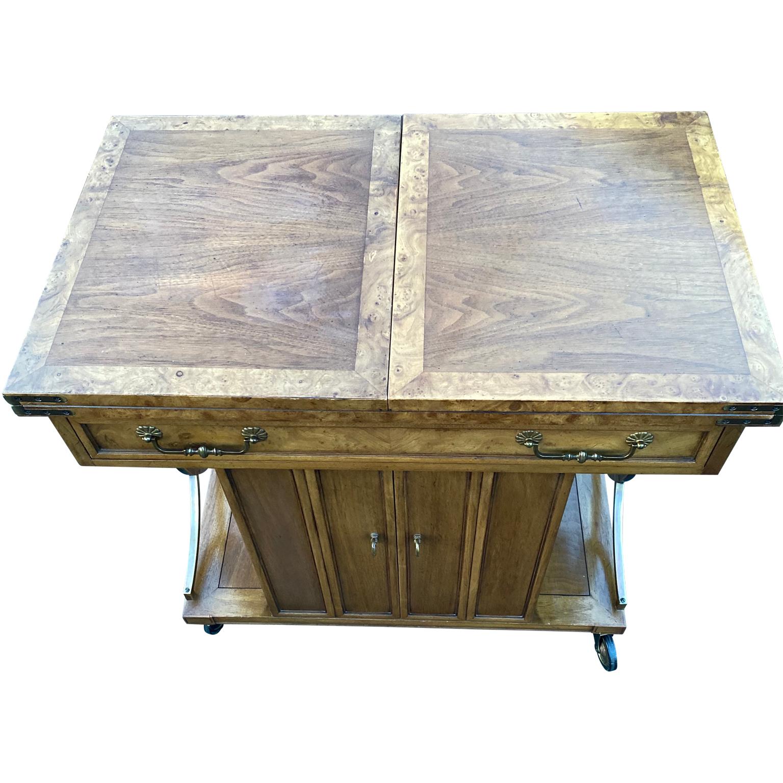 Carrello da bar in legno di radica e ottone, stile Mid-Century Modern americano

Il carrello ha la ferramenta e le ruote originali in ottone. Il server è in buono stato e le ruote funzionano senza problemi.
La larghezza del server con le braccia