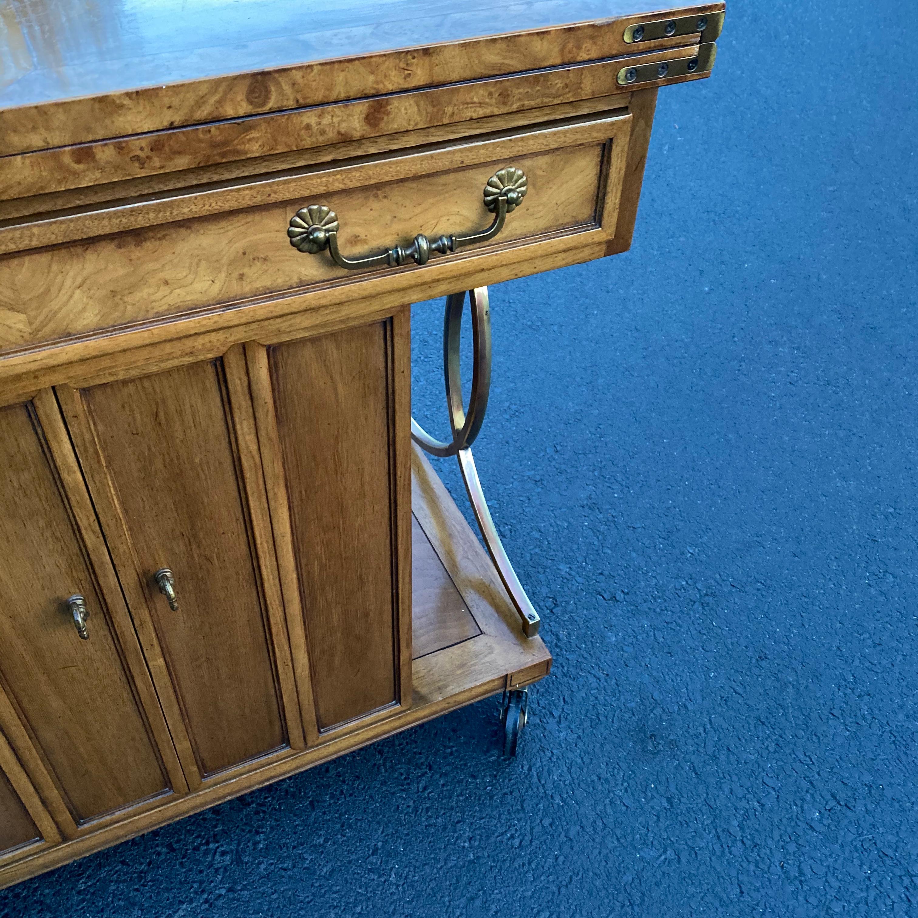 Americano Carrello da bar in legno di radica e ottone della tradizione americana del Mid-Century Modern in vendita
